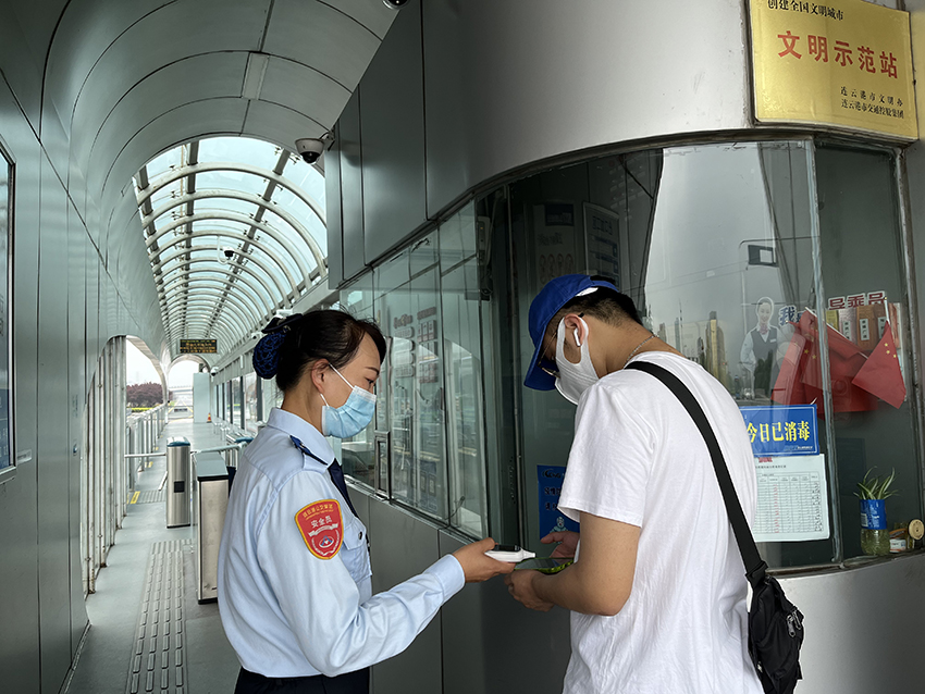 站務(wù)員王麗聯(lián)手張永靜暖心幫助 暈倒乘客獲家屬連連道謝