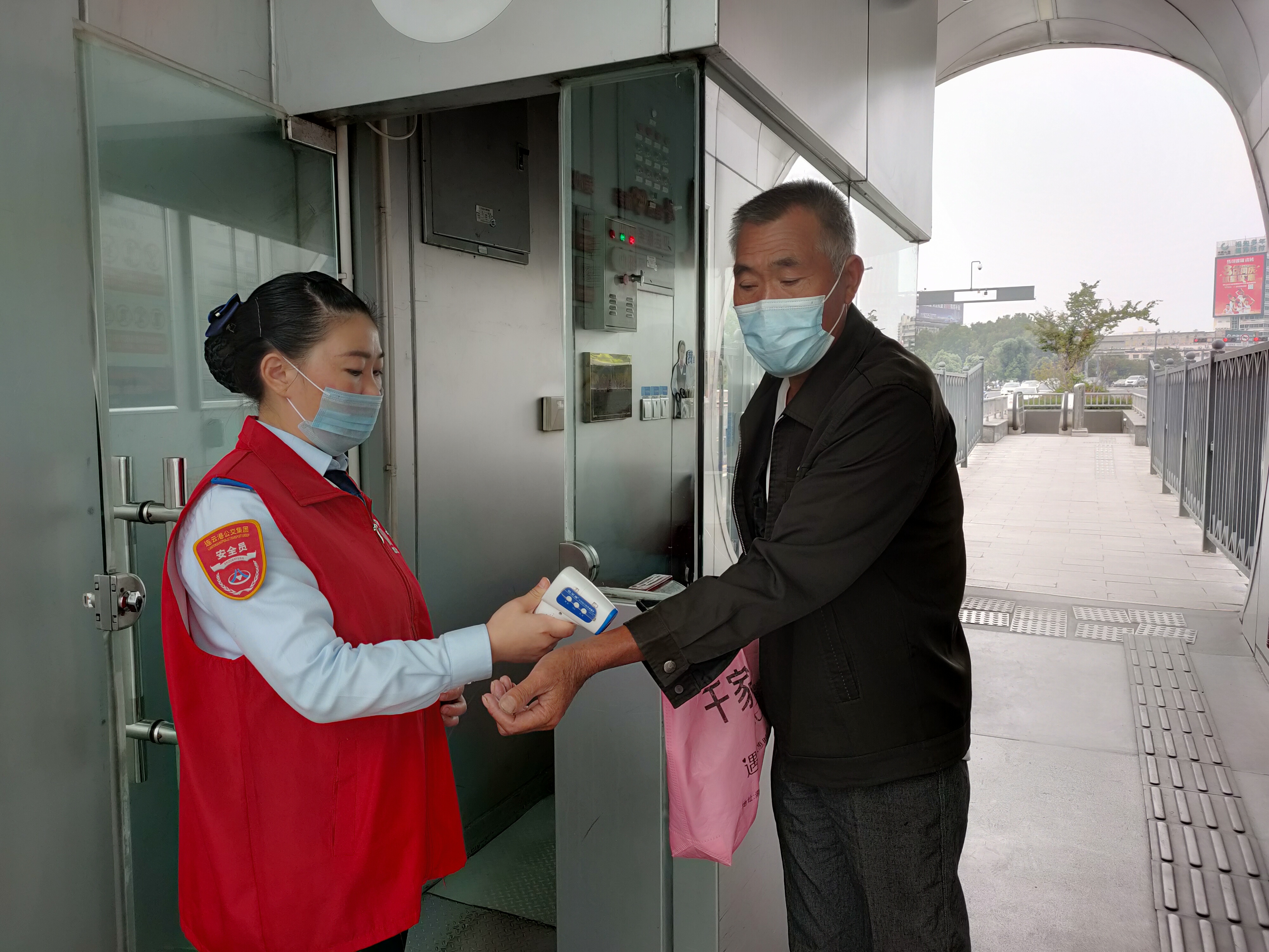 快速公交事業部站務員孫楠幫助乘客找到丟失的手機，乘客贈送奶茶表示感謝