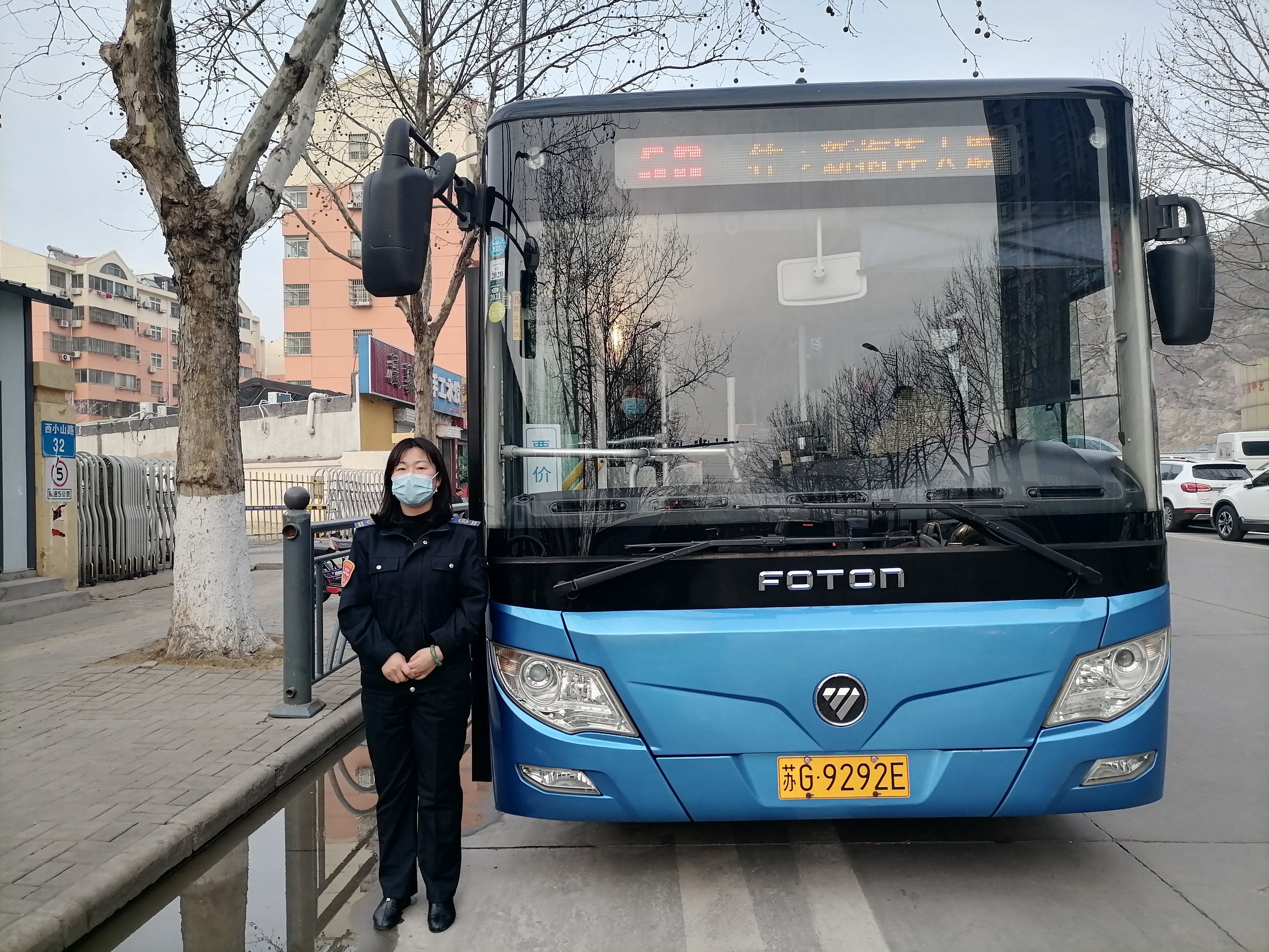 公交集團公交事業二部58路駕駛員王嫦娥及時歸還乘客丟失的手機