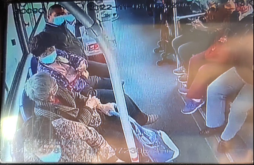 公交集團公交事業(yè)一部15路駕駛員 熱情服務受稱贊 老年乘客車內頌詩表揚