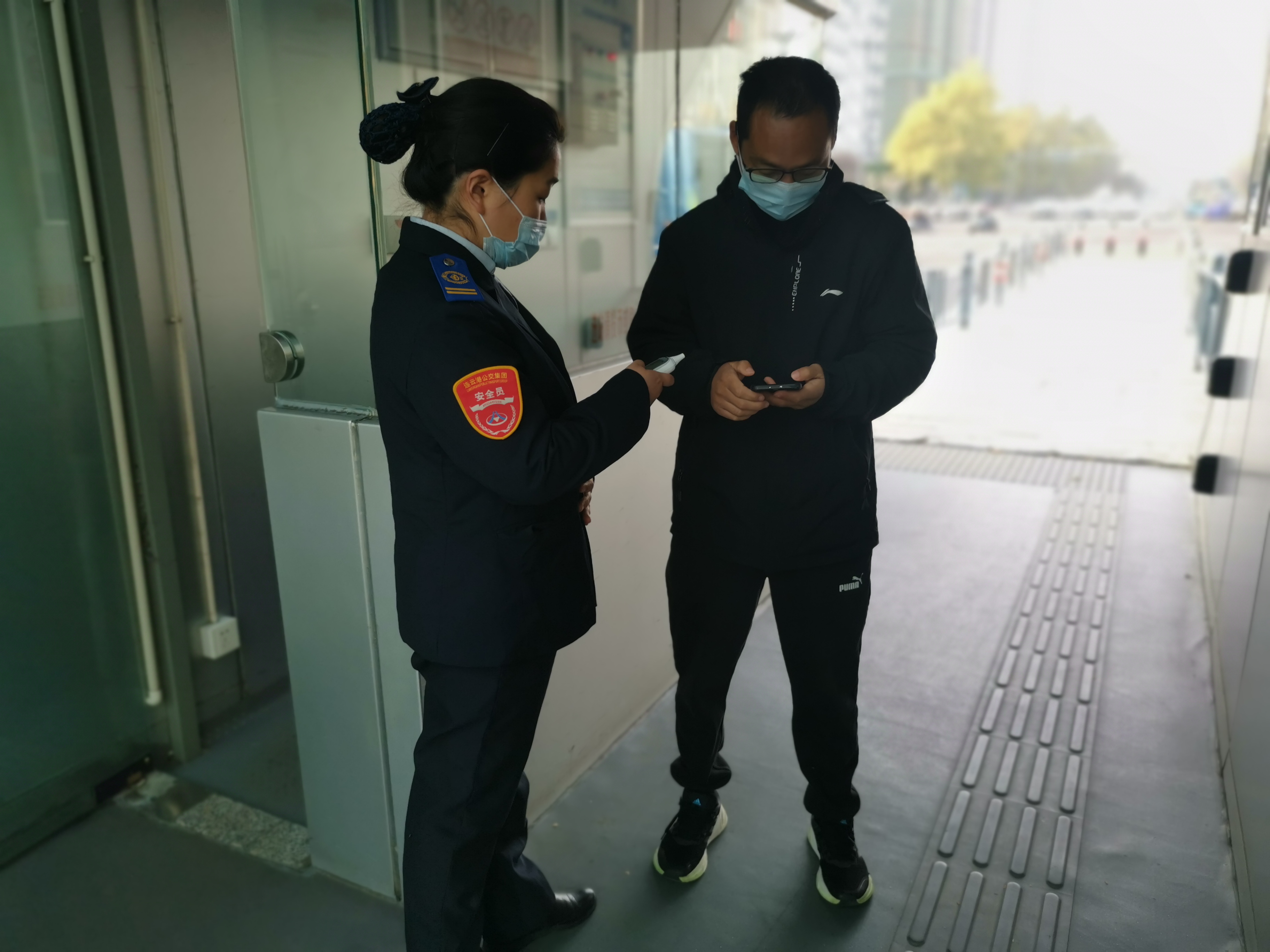 快速公交事業(yè)部站務員聯(lián)手幫助乘客找到丟失的手機