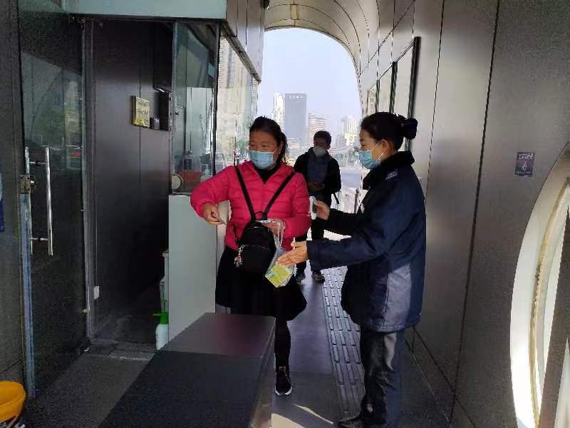 快速公交事業(yè)部站務員張慧幫助乘客找到丟失的手機獲感謝