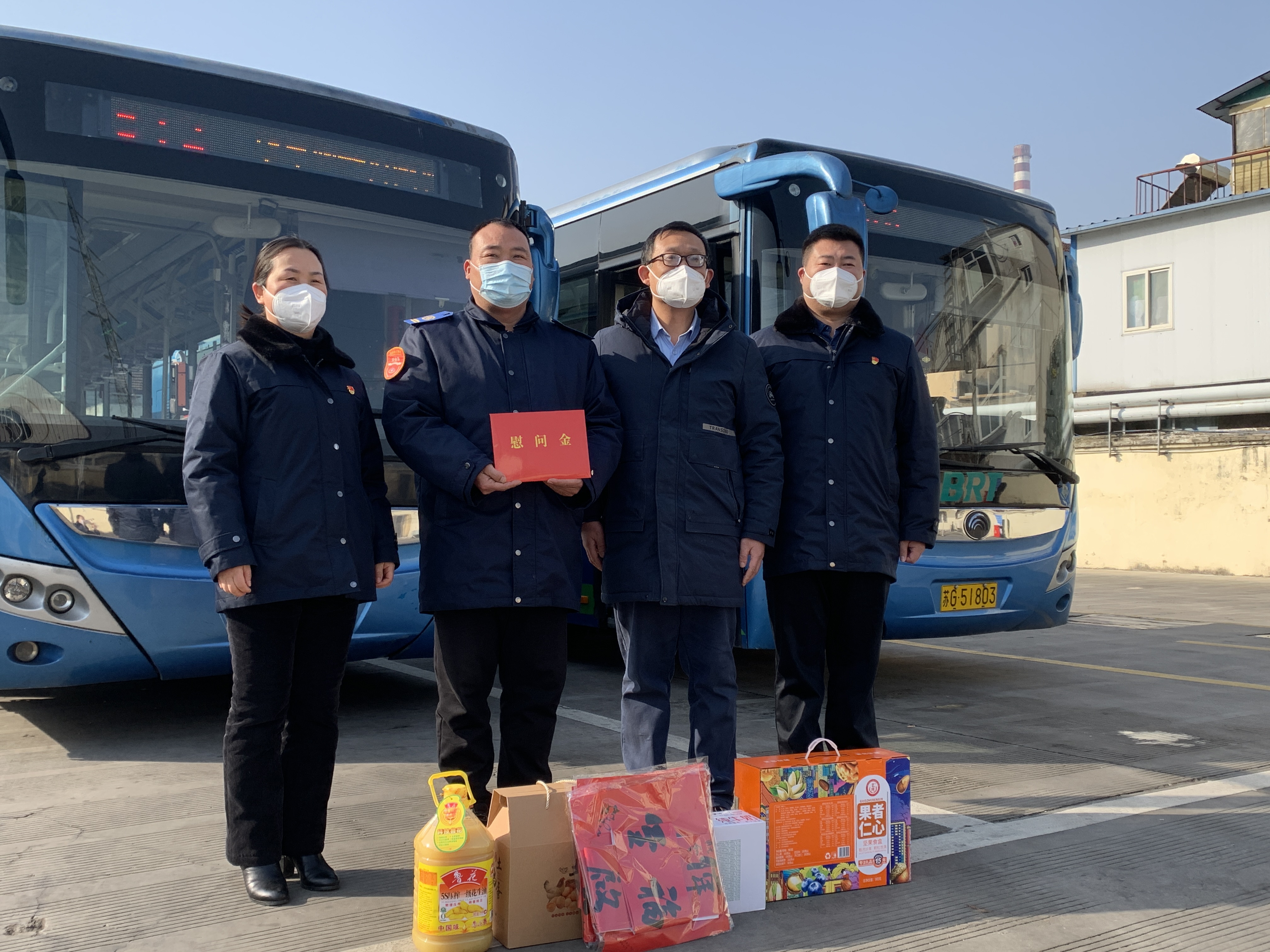 區(qū)委宣傳部副部長(zhǎng)、文明辦主任、海州區(qū)委霍部長(zhǎng)走訪慰問見義勇為駕駛員龐洪剛