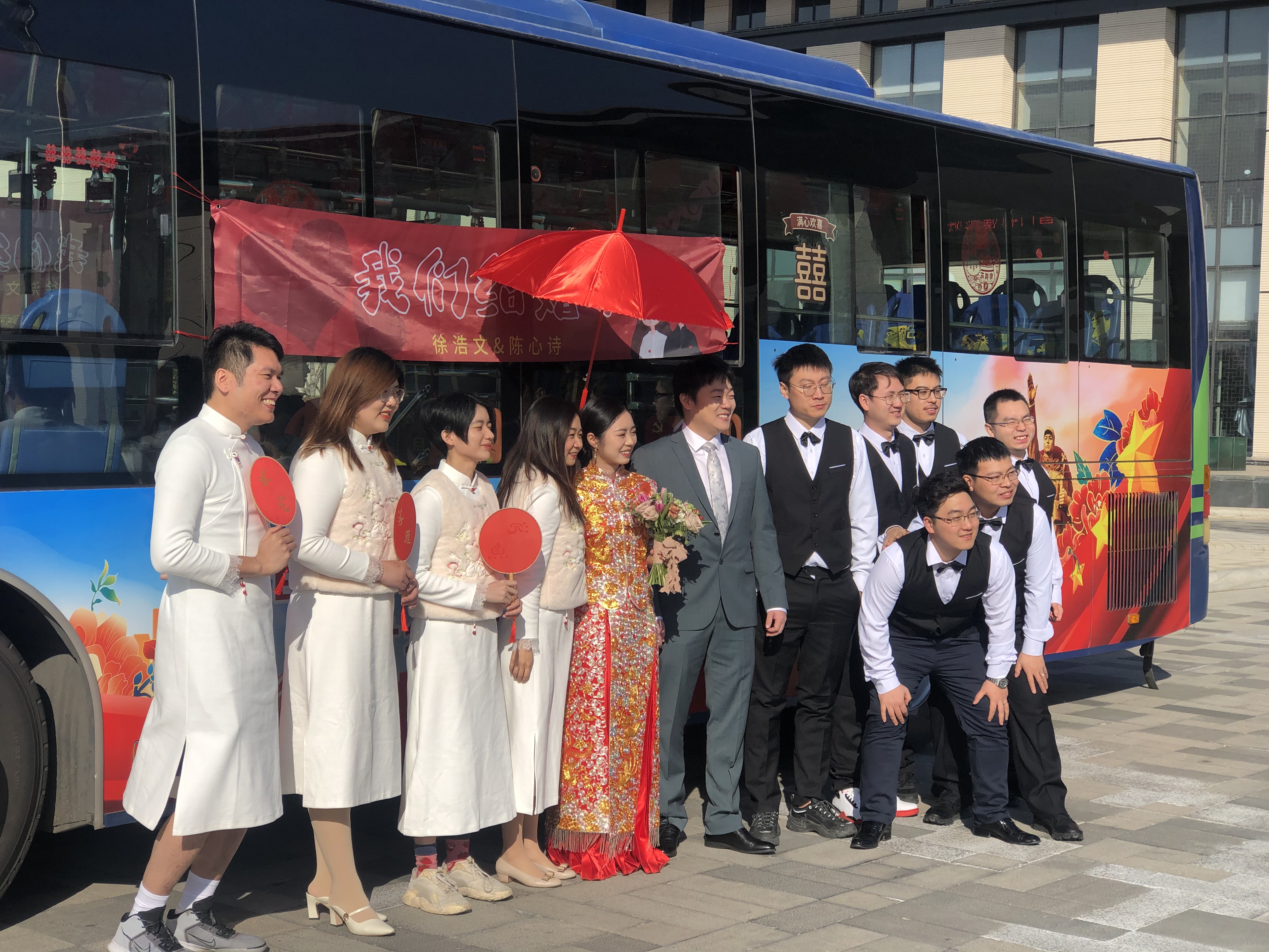 “我們結婚啦”，公交變“婚車”，黨建車廂見證新人的幸福時刻