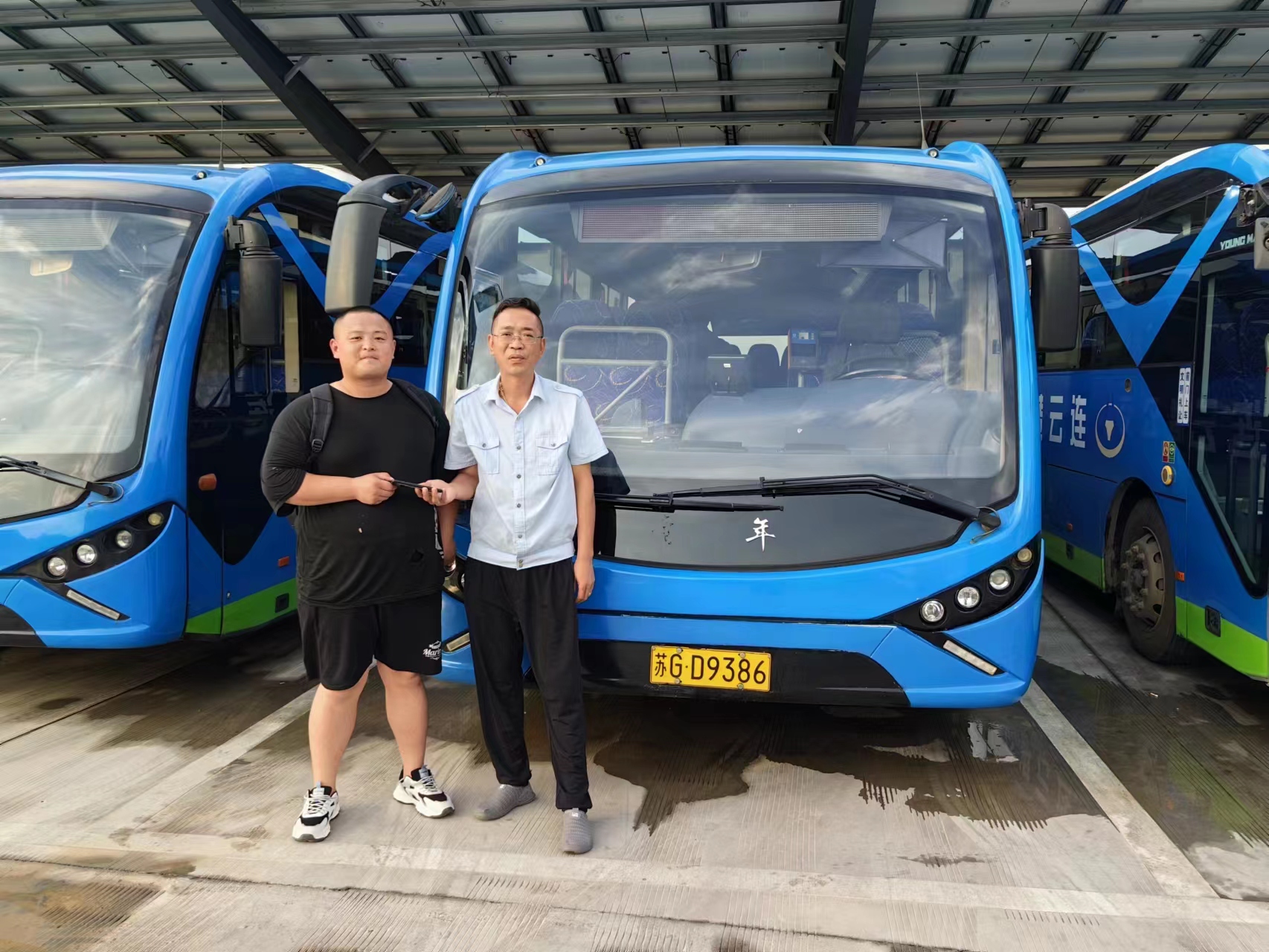 公交集團經營發(fā)展事業(yè)部駕駛員江偉拾金不昧受表揚