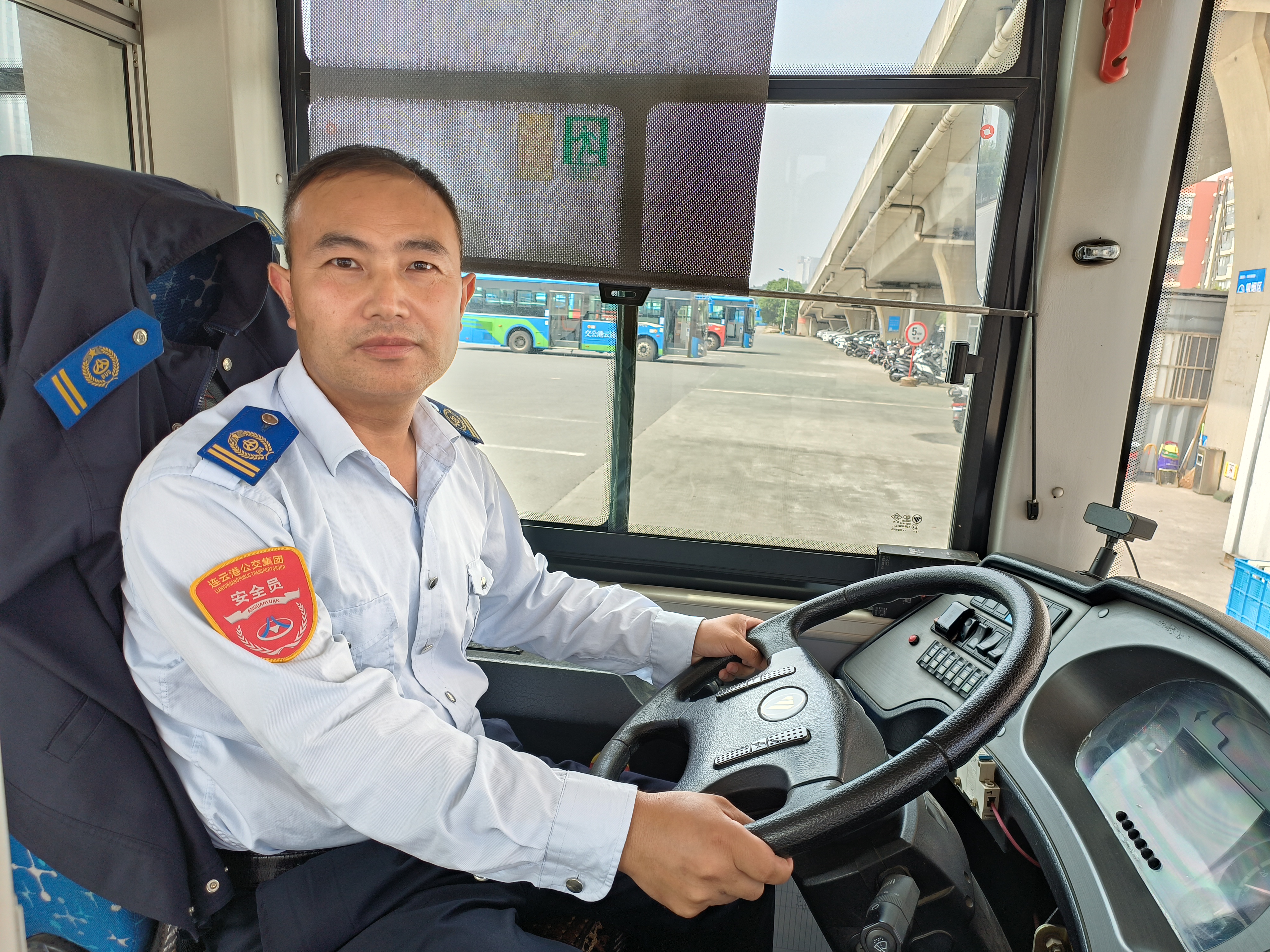 公交事業(yè)二部113路駕駛員蔣洪來及時歸還乘客丟失的手包