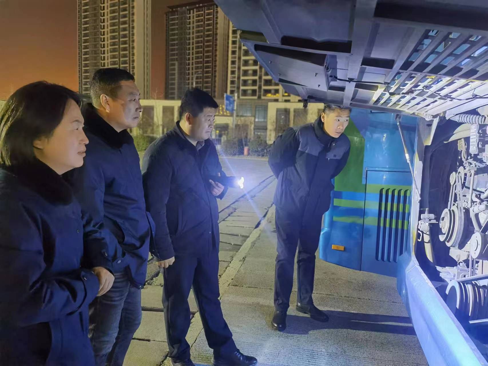 公交集團(tuán)快速公交事業(yè)部開(kāi)展安全生產(chǎn)夜查工作