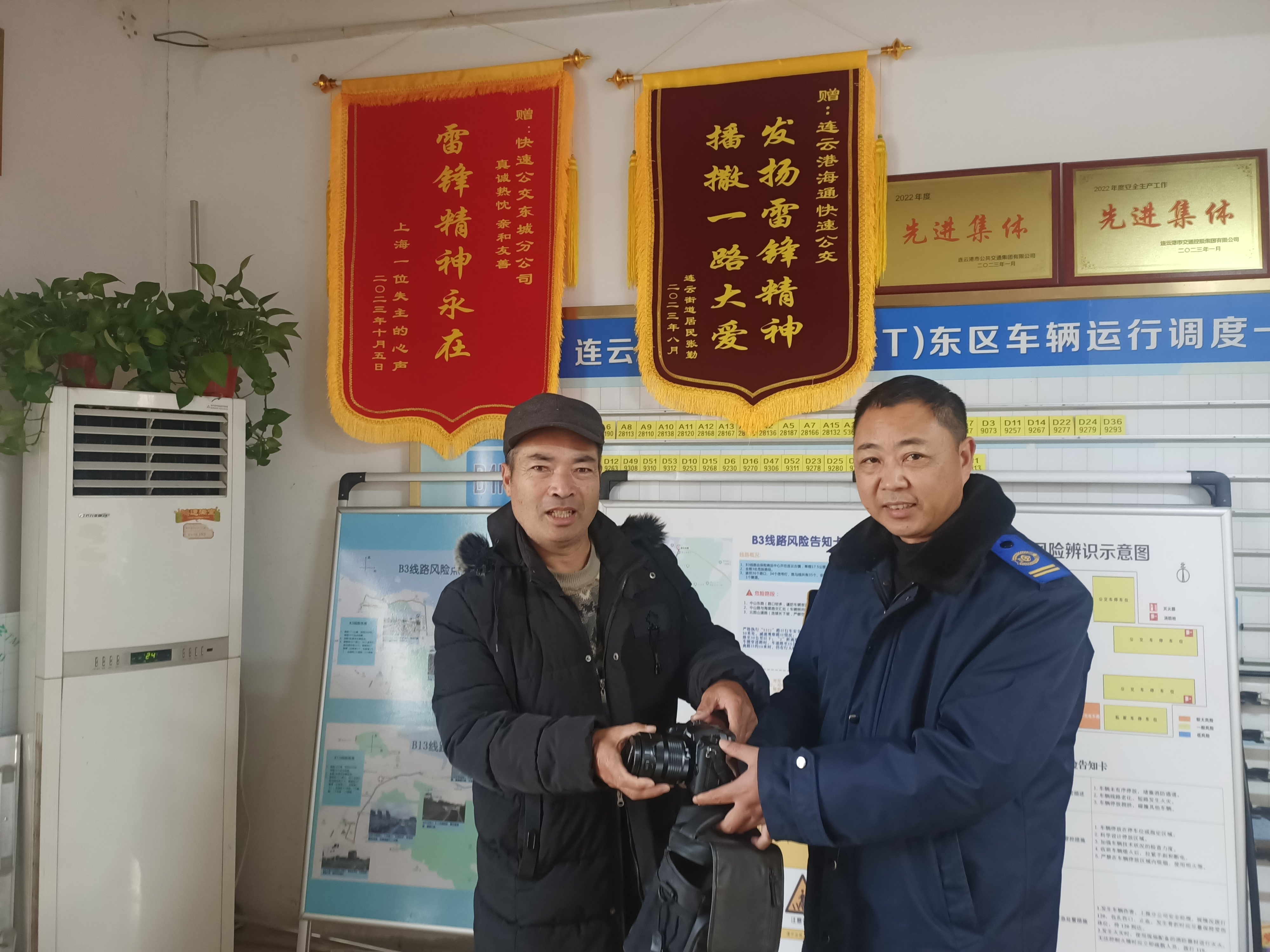 公交集團快速公交事業(yè)部B12線駕駛員穆緒航歸還乘客丟失的相機獲感謝