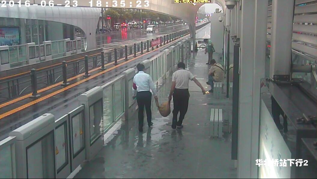 公交快速公司站臺(tái)防汛 填堵沙袋保設(shè)備安全