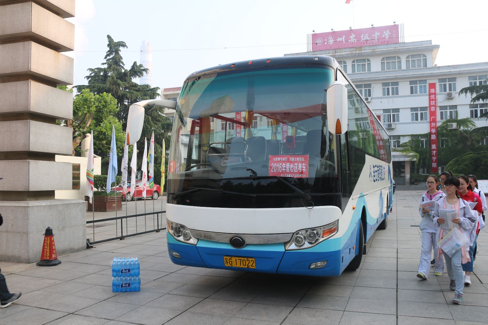 海通公交公司“點(diǎn)到點(diǎn)”接送考生 為考生保駕護(hù)航