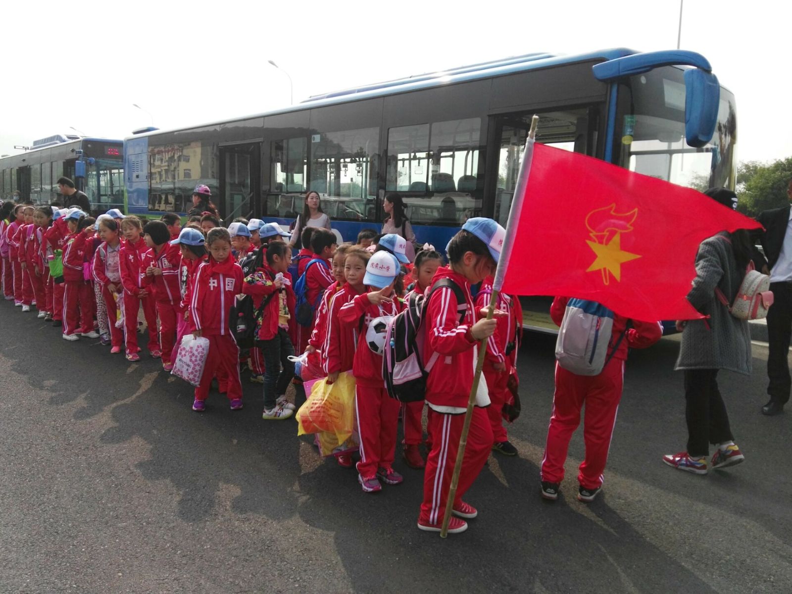 公交快速公司圓滿完成院前小學(xué)秋游運(yùn)輸保障工作