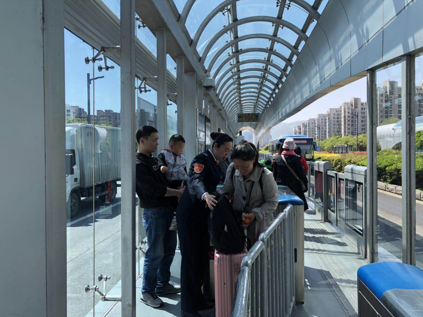 站務員用微笑感染每個乘客