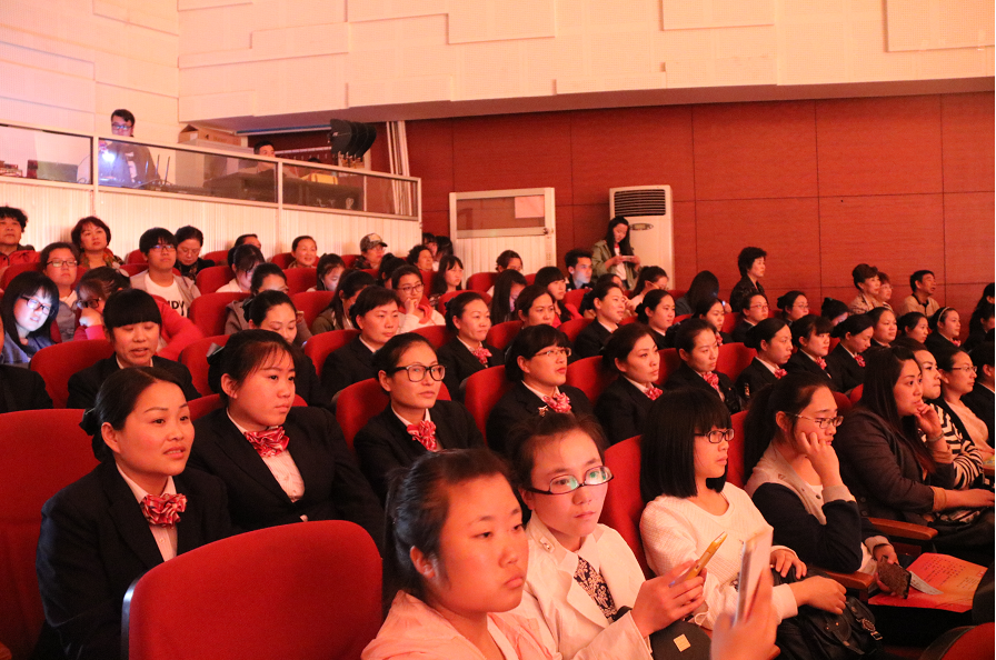 公交BRT站務員參加2016“文明風尚大家唱、核心價值觀‘六進’”系列文化活動啟動儀式