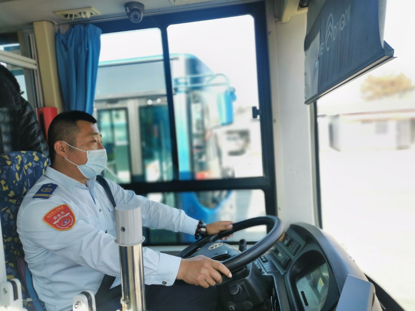 公交集團公交事業一部25路駕駛員朱兵拾金不昧獲贊揚