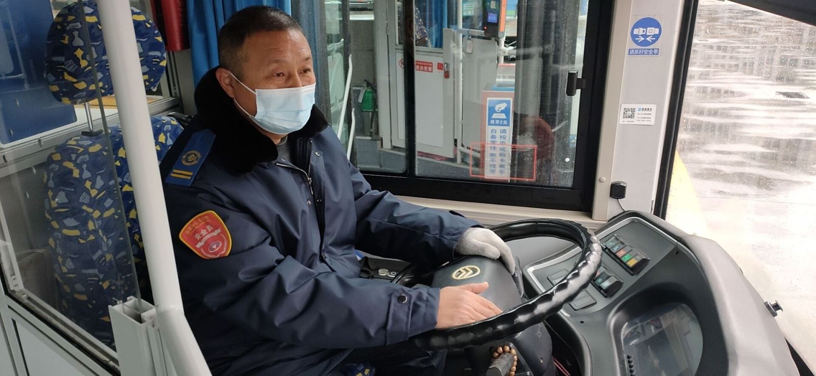 公交集團公交事業(yè)一部22路駕駛員潘新建拾金不昧受贊揚