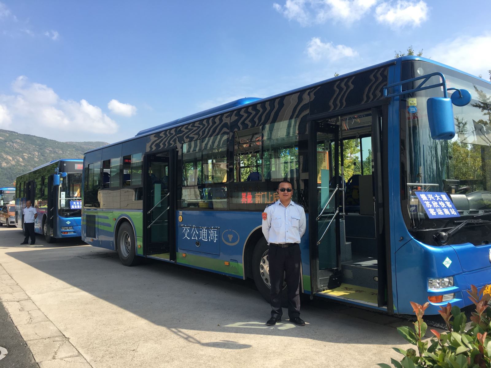 公交集團公交事業(yè)一部“定制公交”助力疏導學生流