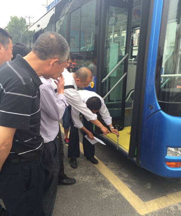 海通公交公司全力做好強(qiáng)降雨天氣應(yīng)對(duì)工作 保障市民安全出行