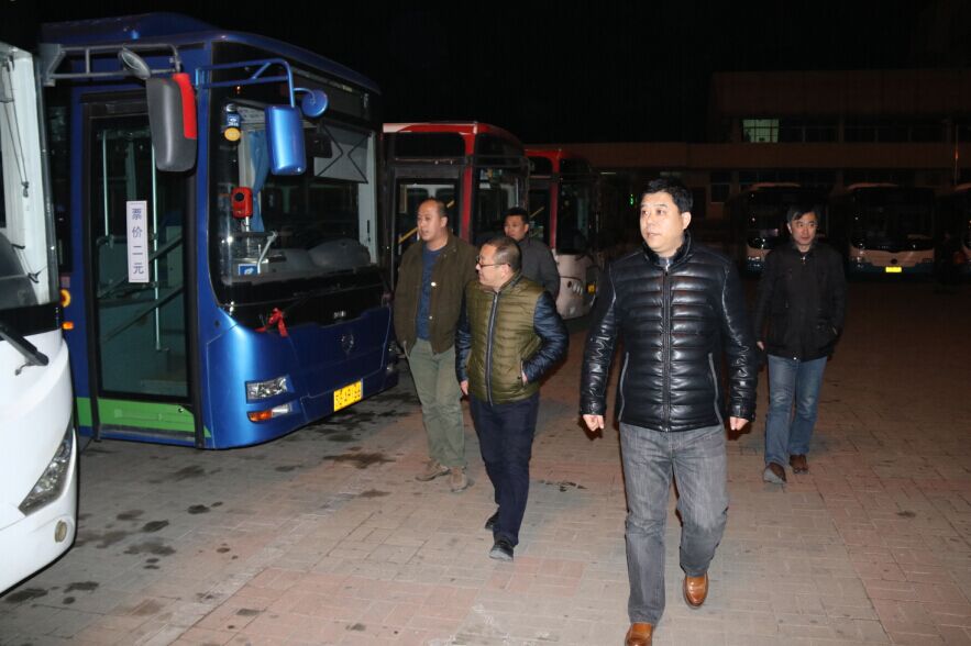 公交新浦公司安全領導小組夜查公交停車場