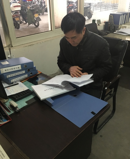 公交新浦公司對車隊基礎臺賬進行檢查