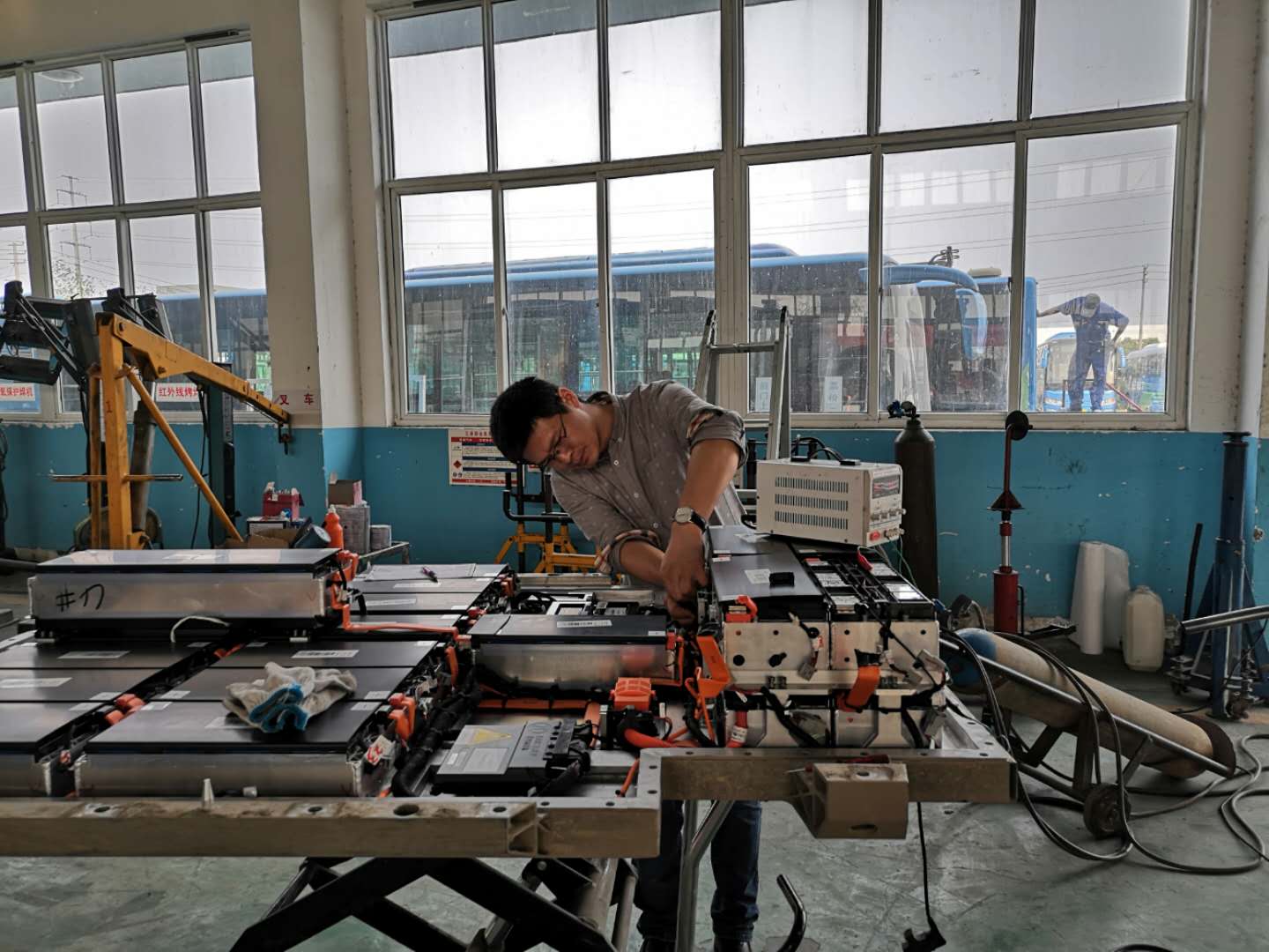 公交集團(tuán)機(jī)務(wù)技術(shù)事業(yè)部拓展新能源維修市場(chǎng)