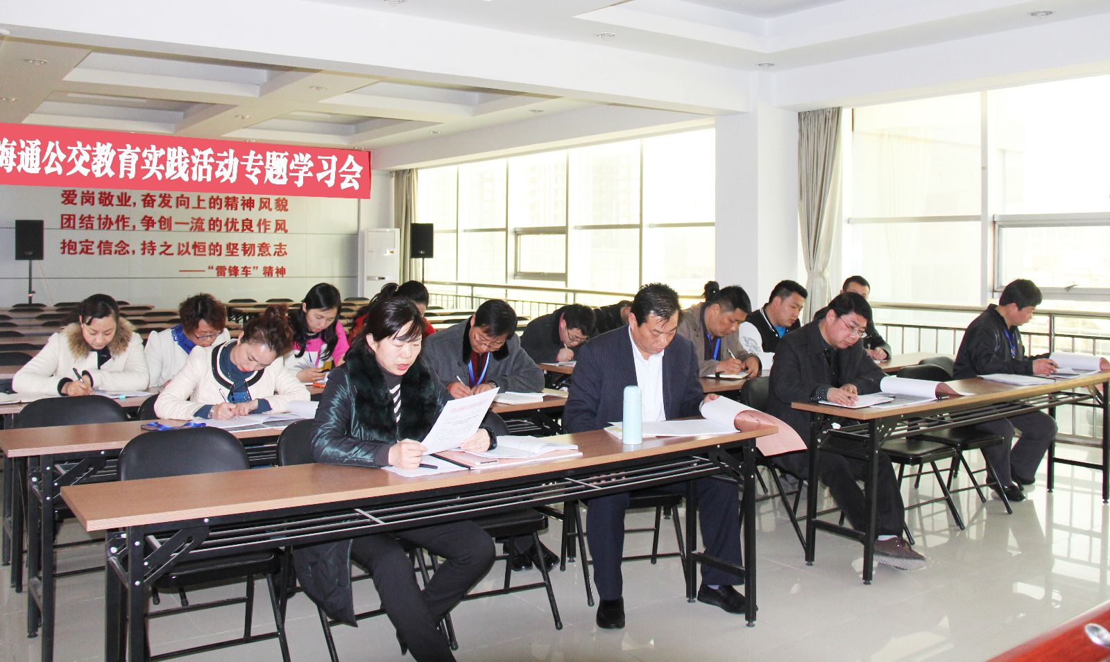 海通公交召開教育實踐活動專題學習會