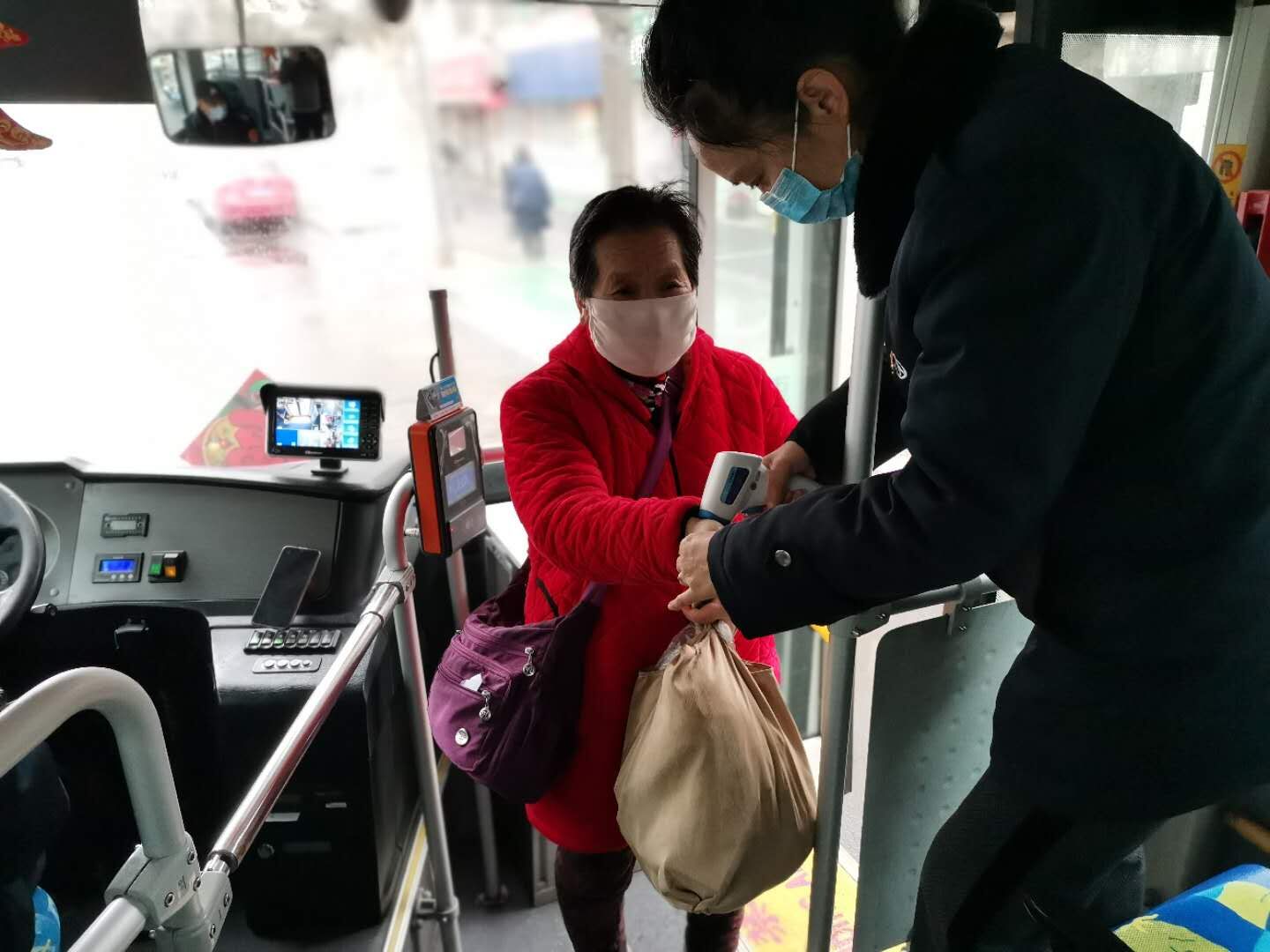 疫情防控期間   公交集團(tuán)公交事業(yè)一部黨員同志在行動(dòng)