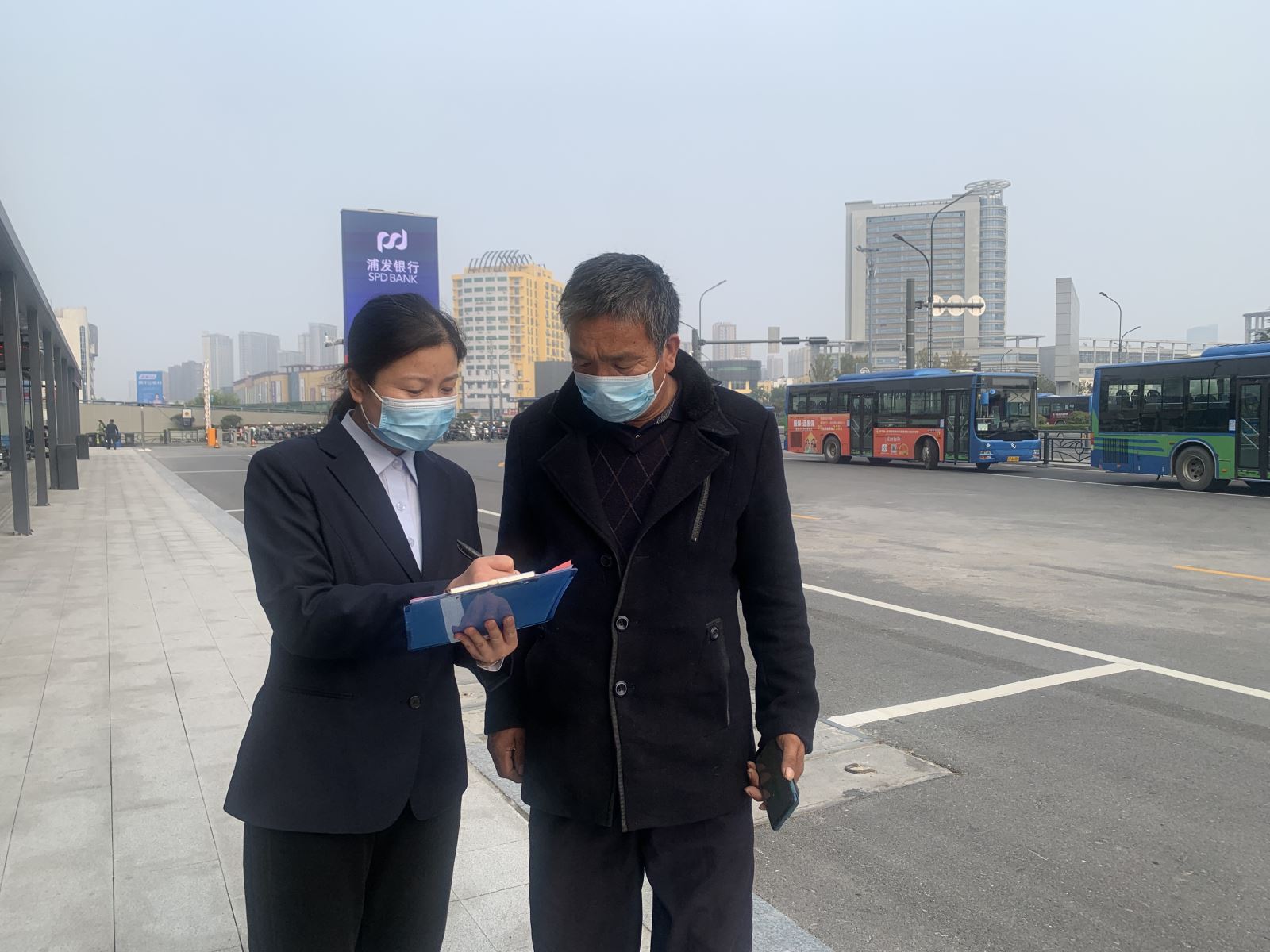 公交集團(tuán)紀(jì)委充分發(fā)揮監(jiān)督保障執(zhí)行作用開展公交服務(wù)滿意度調(diào)查問(wèn)卷活動(dòng)