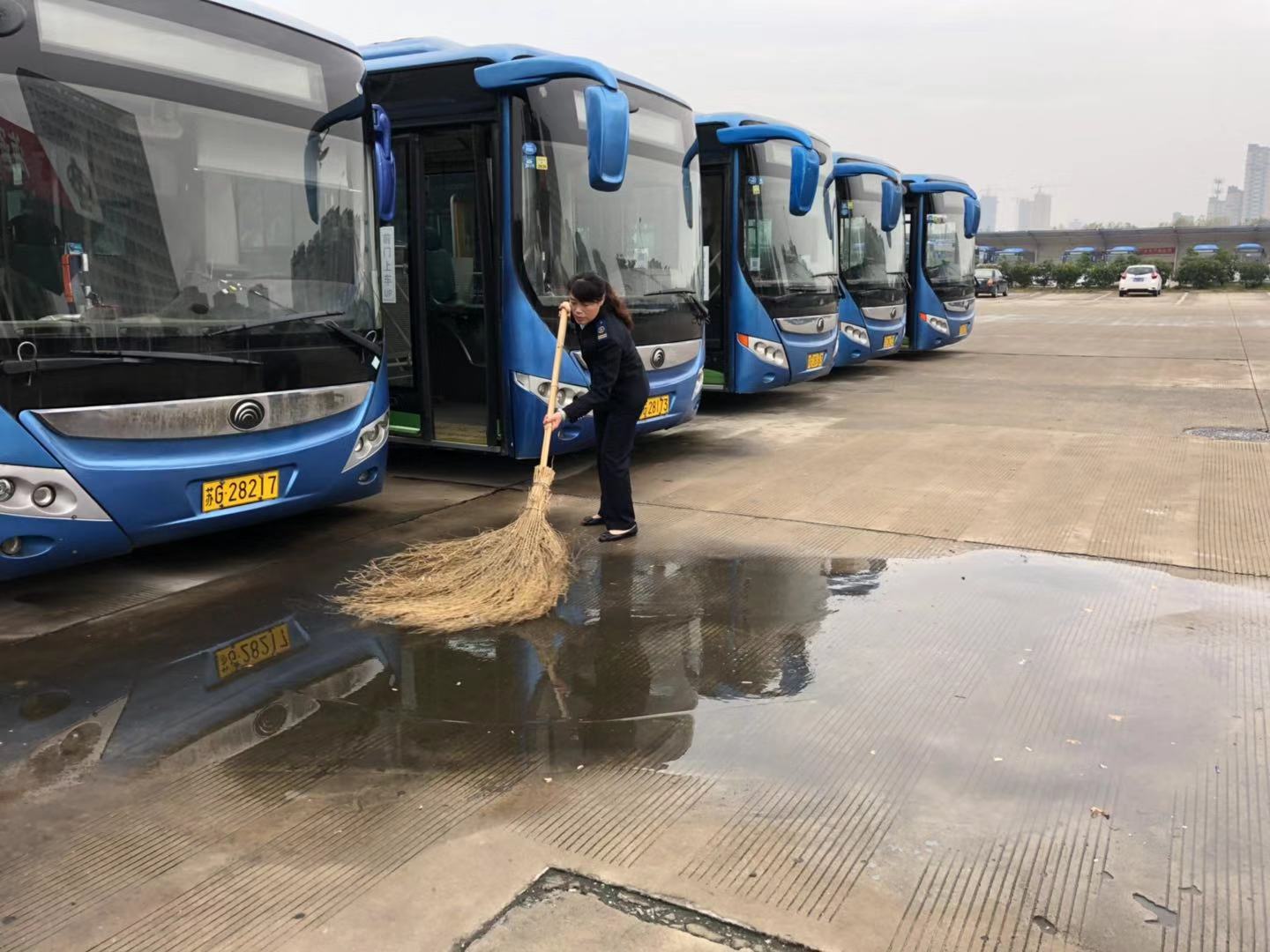 公交集團快速公交事業(yè)部開展場站大掃除助力創(chuàng)文工作