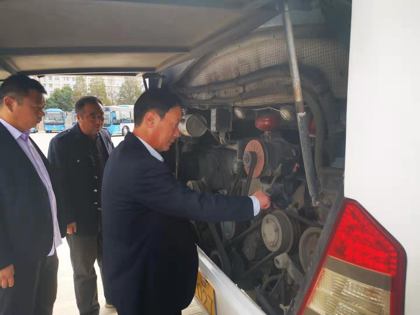 公交集團公交事業(yè)二部、經(jīng)營發(fā)展事業(yè)部全力做好 “徐圩馬拉松”參運車輛專項檢查