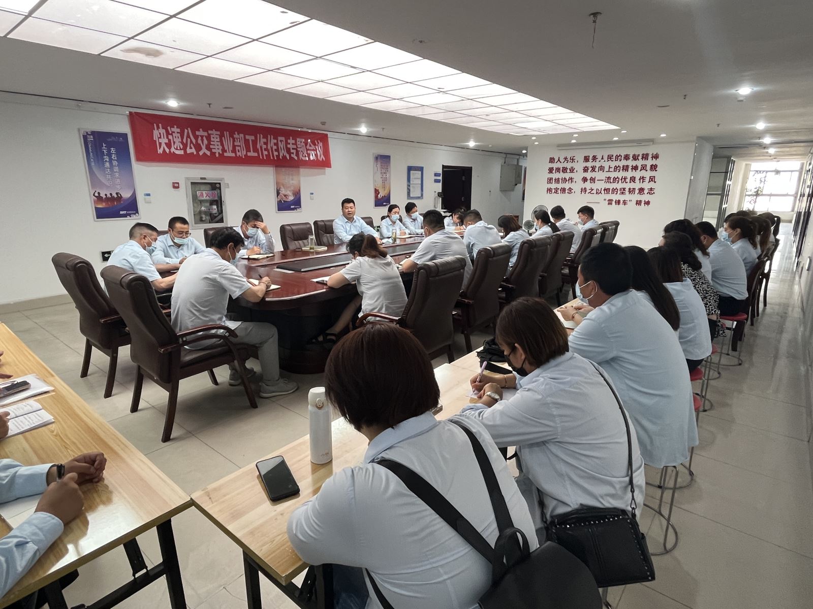 公交集團(tuán)快速公交事業(yè)部召開工作作風(fēng)專題會議