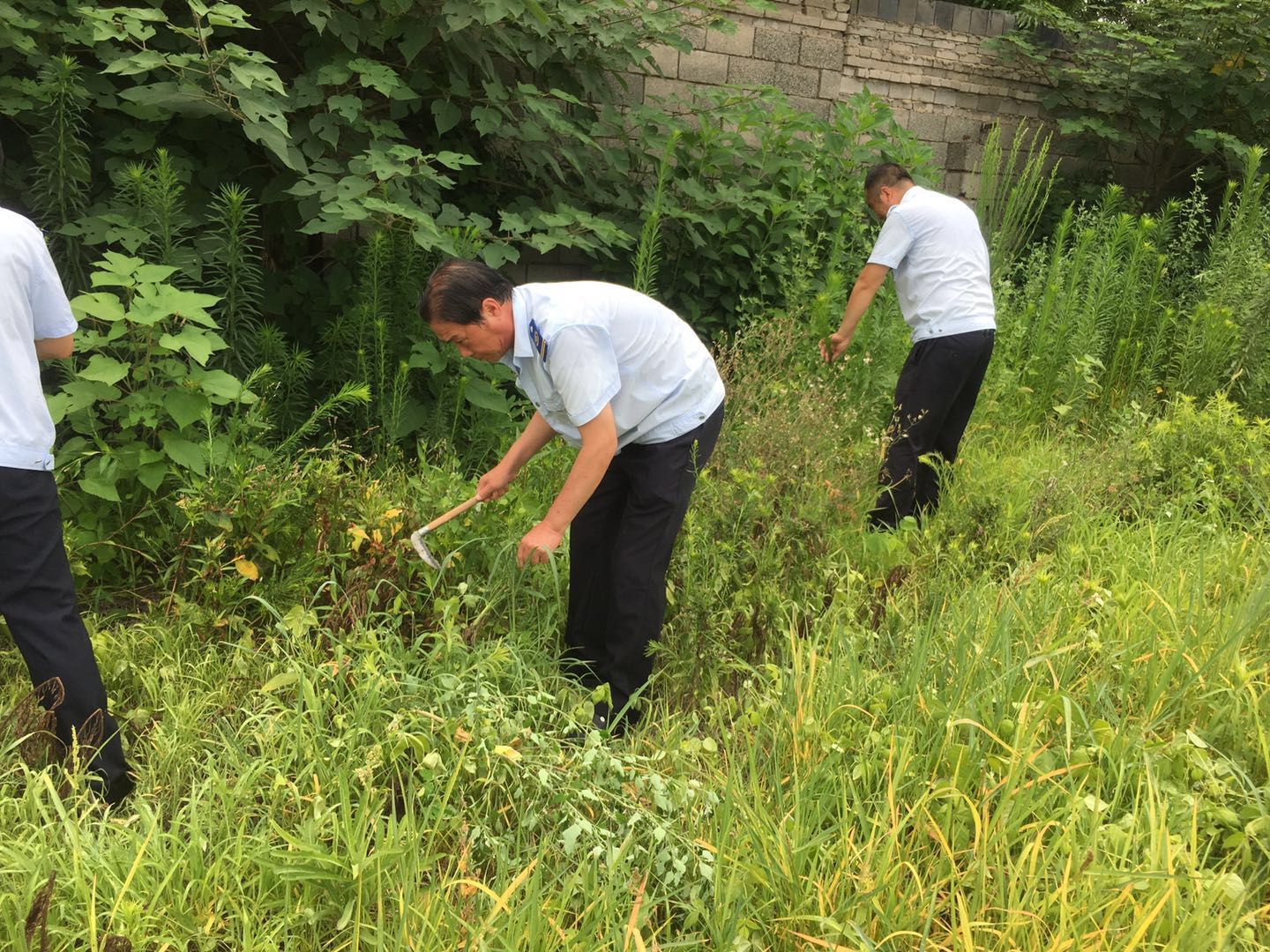 公交集團(tuán)經(jīng)營(yíng)發(fā)展事業(yè)部開(kāi)展場(chǎng)站衛(wèi)生清理推進(jìn)創(chuàng)文工作