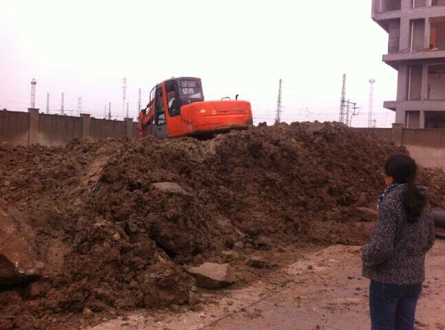 公交BRT公司積極配合充電站施工建設工作