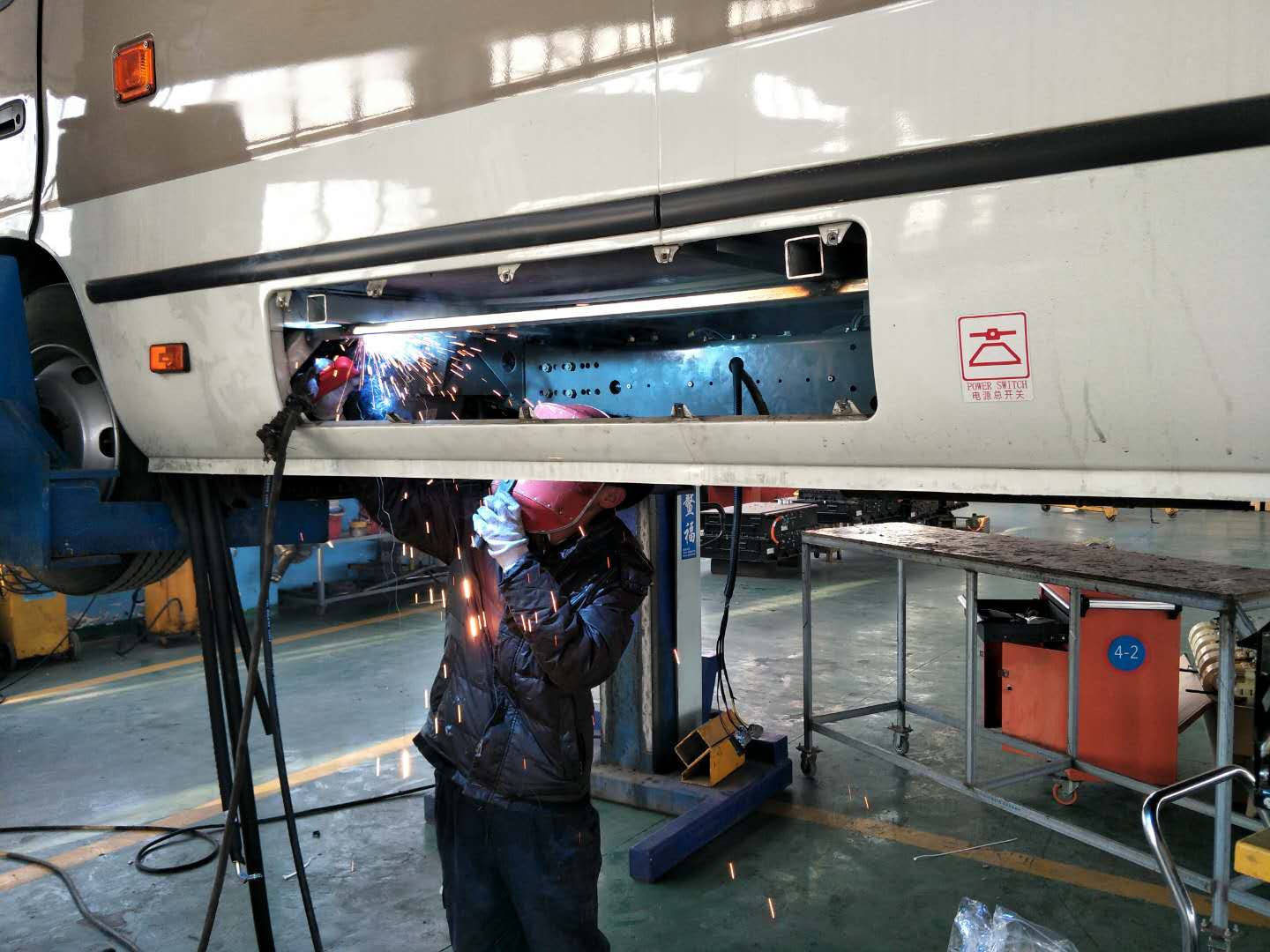 公交集團機務(wù)技術(shù)事業(yè)部做好花果山風(fēng)景區(qū)車輛空調(diào)改裝工作