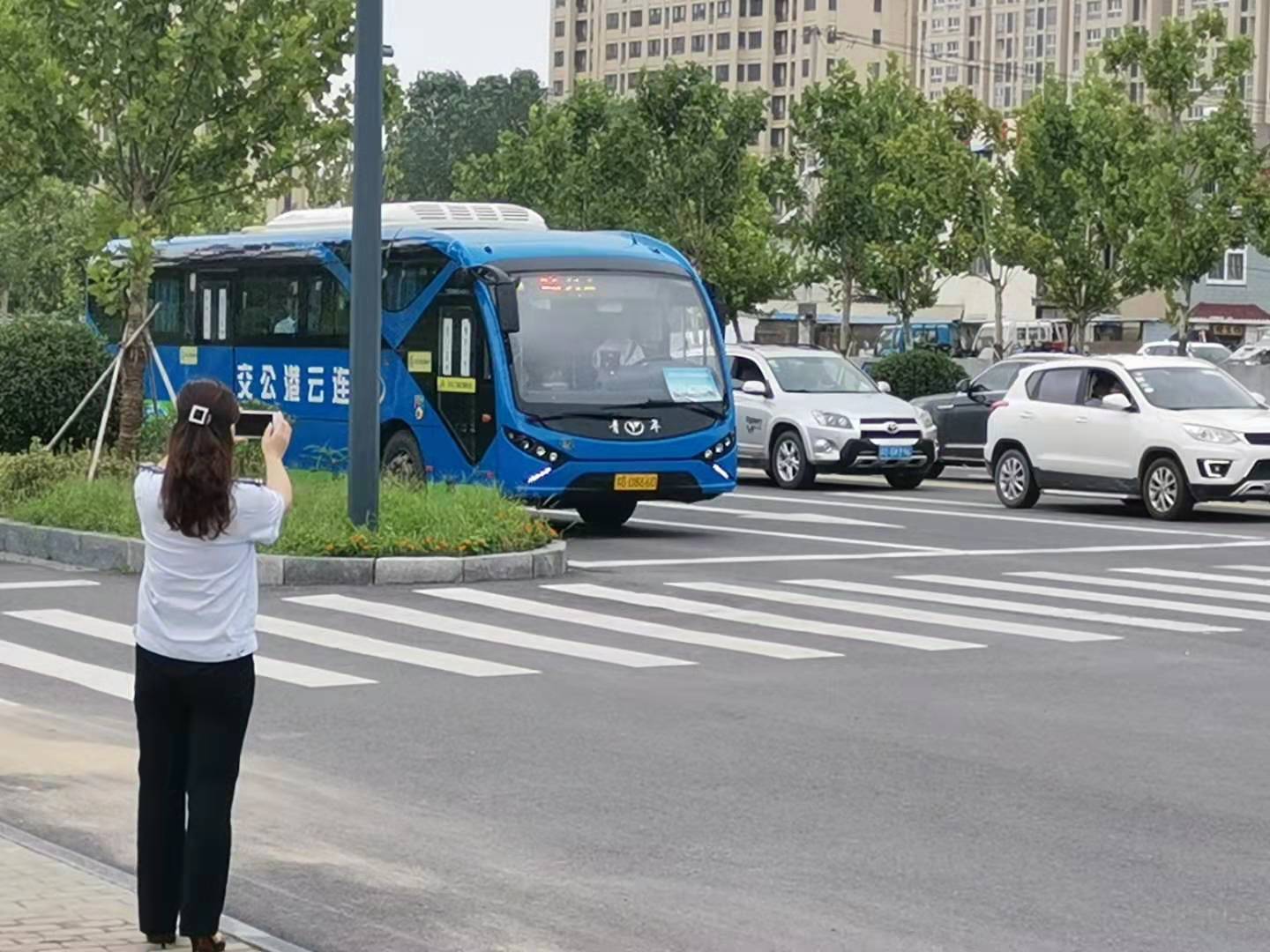 公交集團(tuán)經(jīng)營(yíng)發(fā)展事業(yè)部開展路口、站點(diǎn)及斑馬線專項(xiàng)檢查活動(dòng)