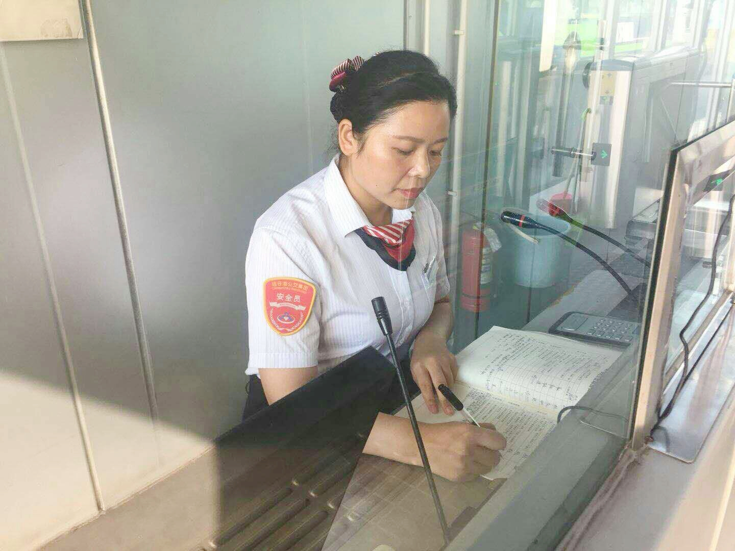 公交集團快速公司站務員愛崗敬業(yè) 綻放光彩