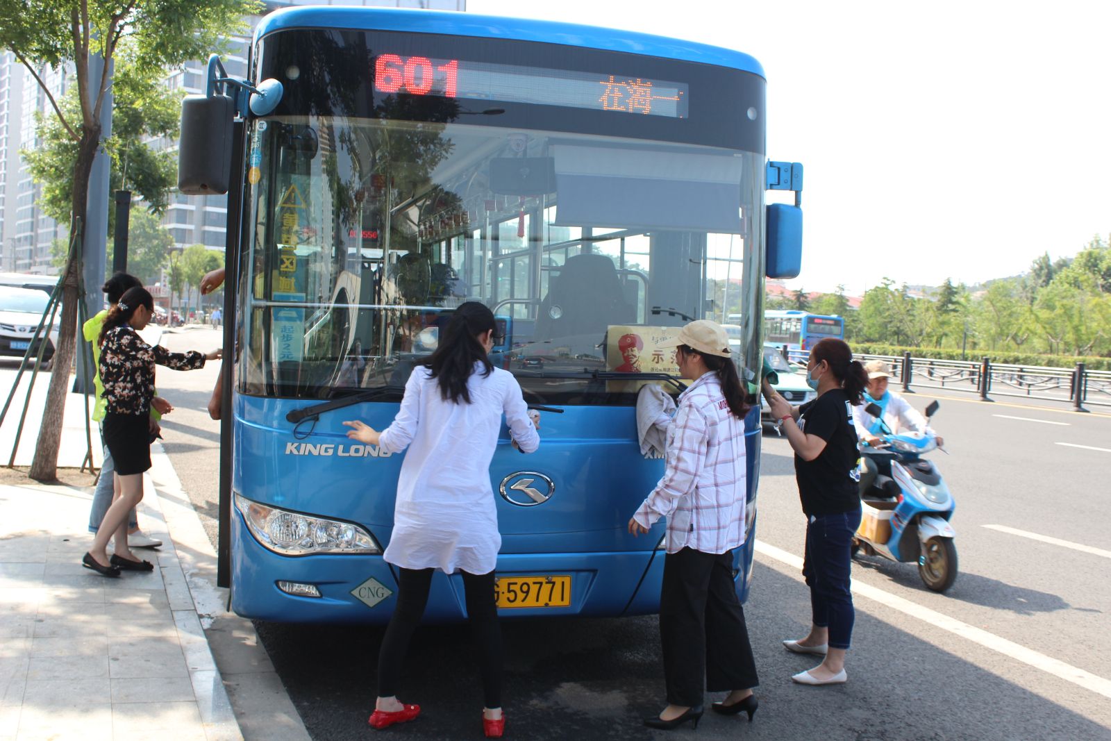 公交東部公司開展首末站“一趟一掃一抹”活動