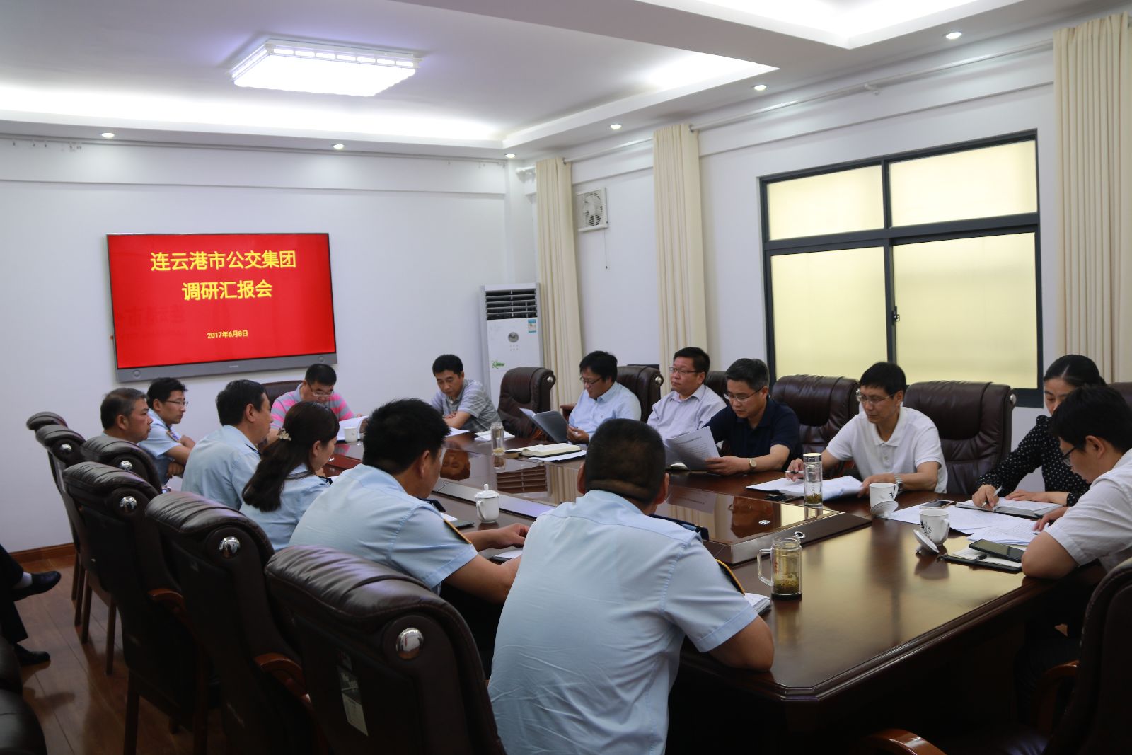 市交通控股集團領(lǐng)導到公交集團調(diào)研