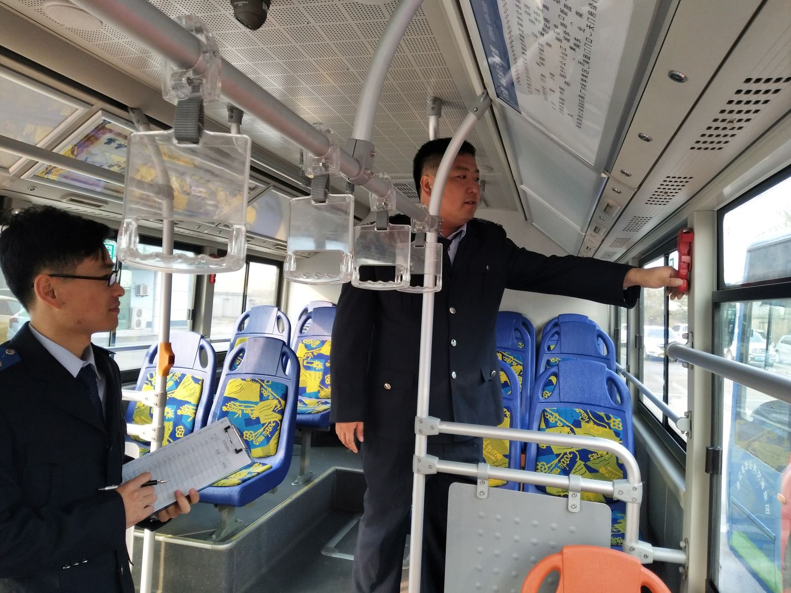 公交集團(tuán)機(jī)務(wù)技術(shù)部開展車輛技術(shù)狀況檢查工作