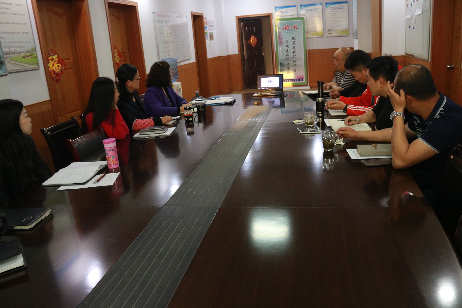 公交新浦公司組織固定學(xué)習(xí)日觀看《船廠諜影》、《追夢(mèng)英雄》