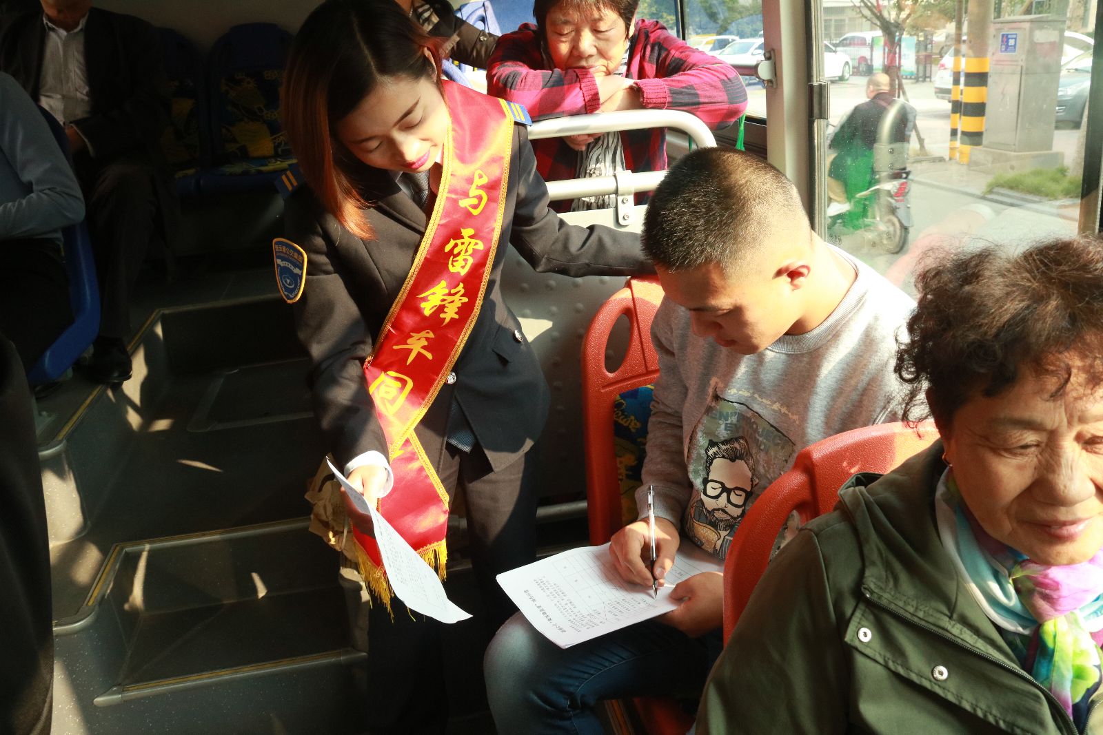 公交集團(tuán)新浦公司23路開(kāi)展“九九重陽(yáng)節(jié)、濃濃敬老情”活動(dòng)