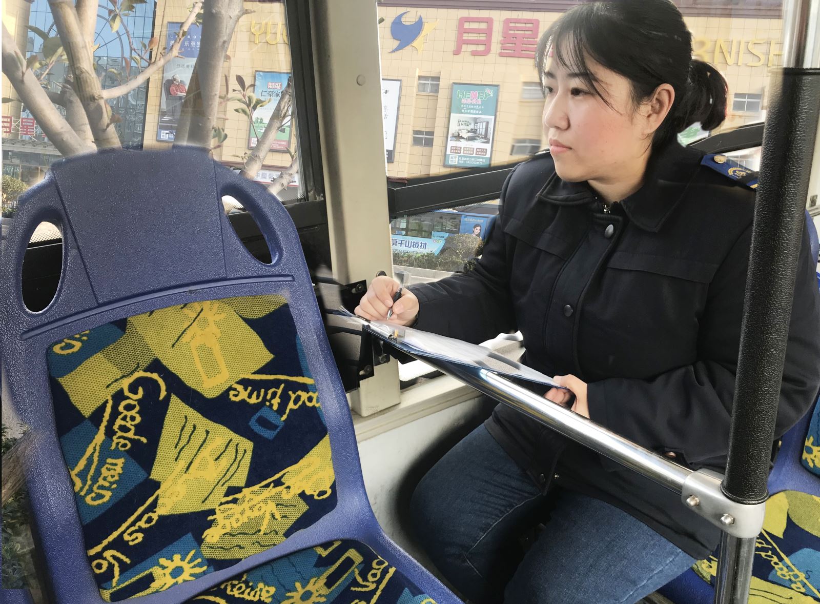 公交集團公交事業(yè)一部對途徑火車站線路開展客流量調(diào)研