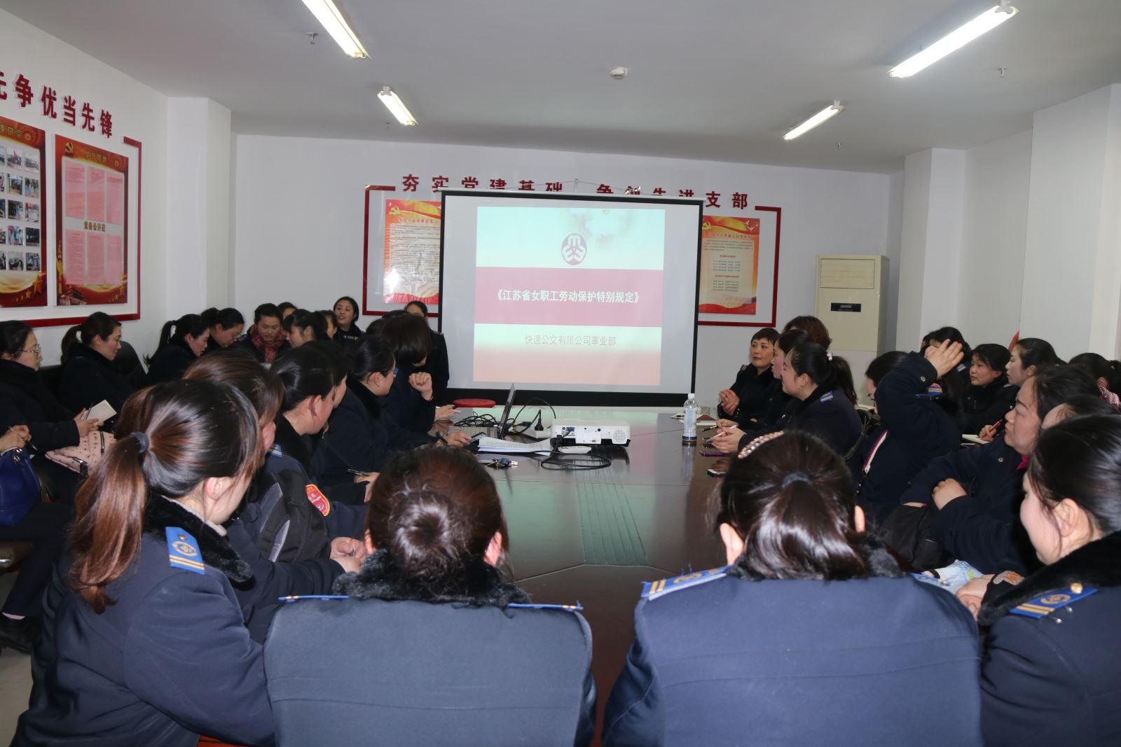 公交集團快速公交事業(yè)部開展女職工培訓(xùn)提高女職工整體素質(zhì)