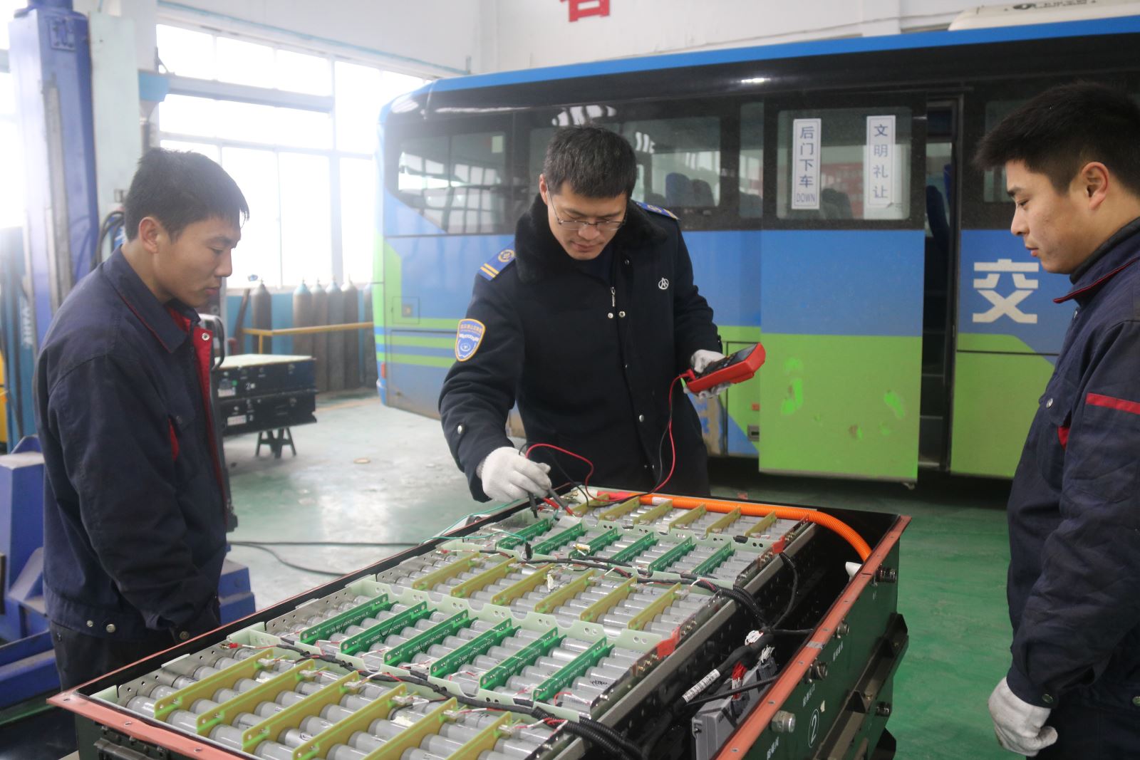 公交集團機務(wù)技術(shù)事業(yè)部做好節(jié)前電動車電池的維保工作