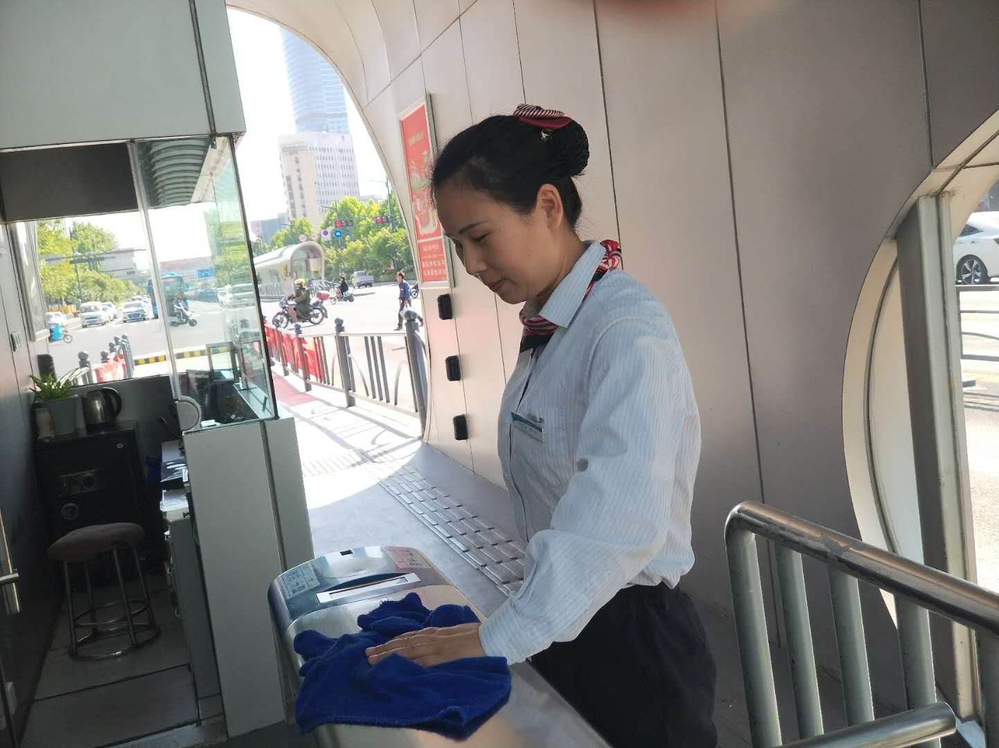 公交集團站務員堅守崗位助老人，優質服務暖人心