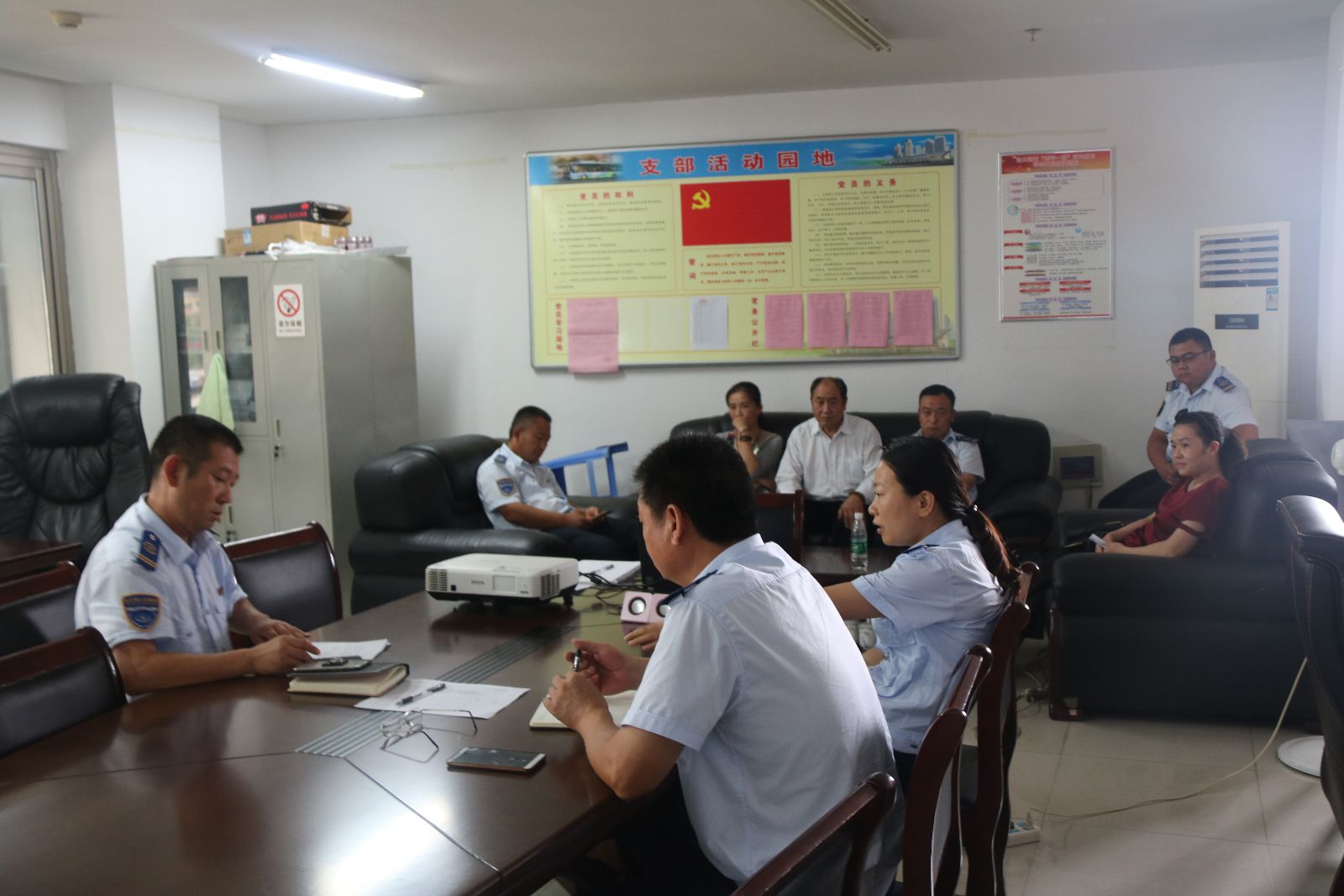 公交快速公司黨支部 開(kāi)展“旗幟鮮明講政治”專題討論