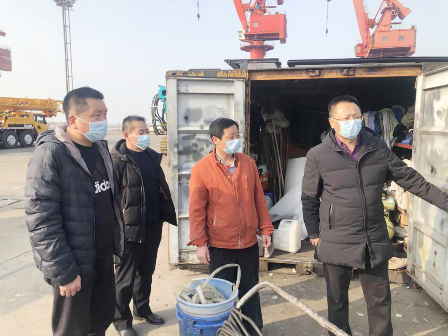 公交集團機務(wù)技術(shù)事業(yè)部領(lǐng)導(dǎo)班子集體，慰問港口服務(wù)一線人員