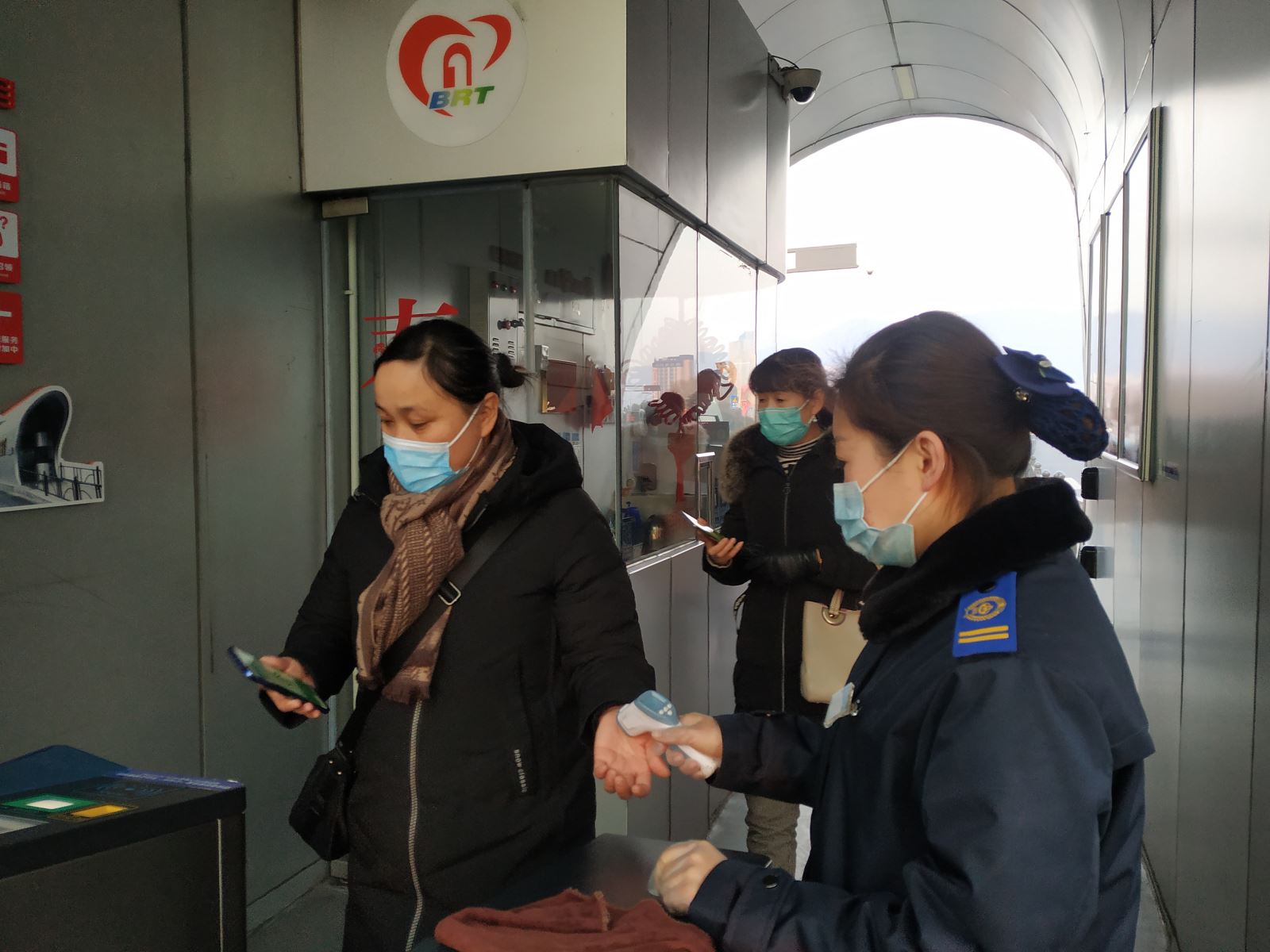 快速公交事業(yè)部站務員孟金幫助乘客找到丟失的物品獲感謝