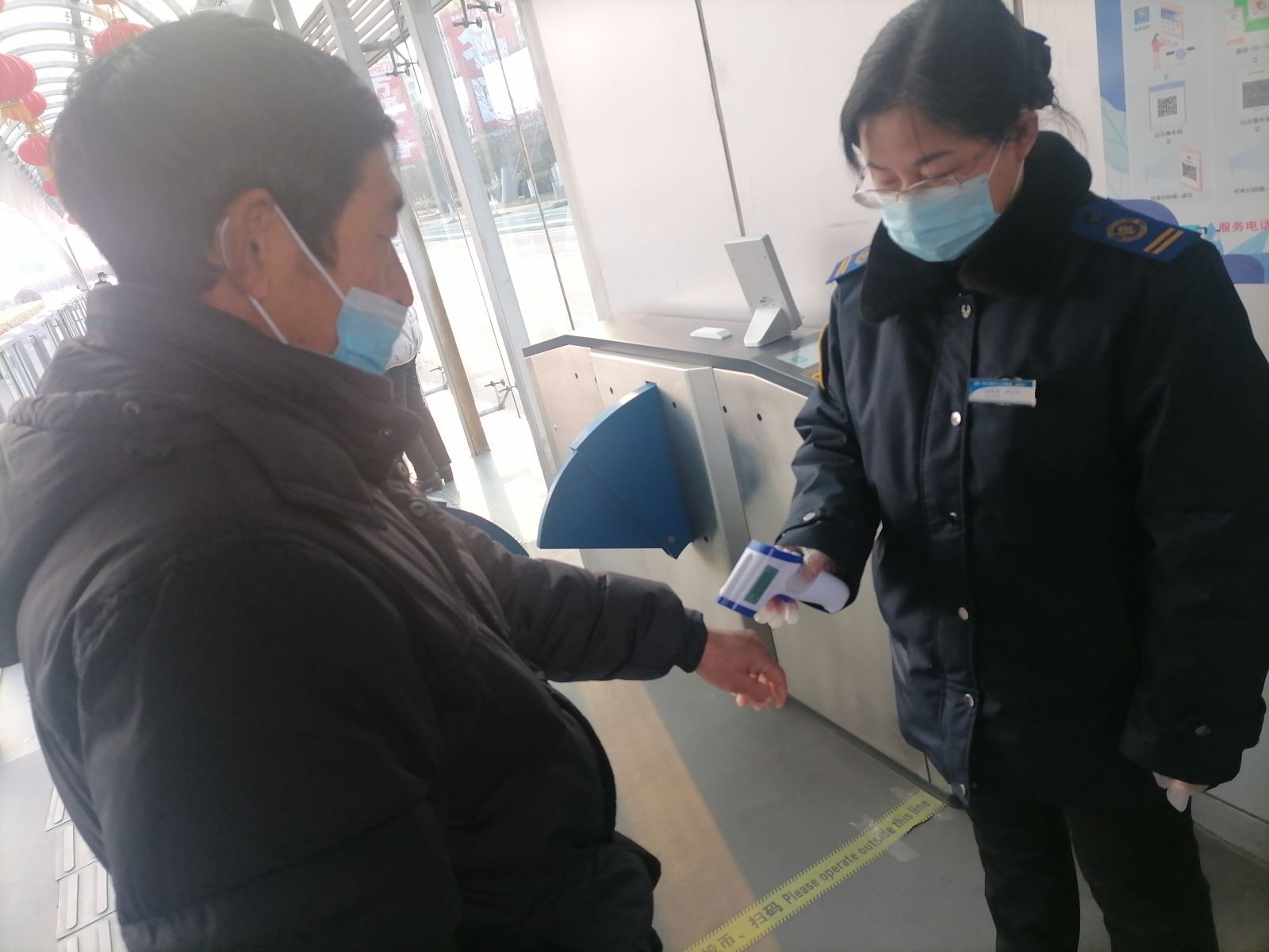 快速公交事業(yè)部站務員尹小平幫助乘客找到丟失的包獲感謝