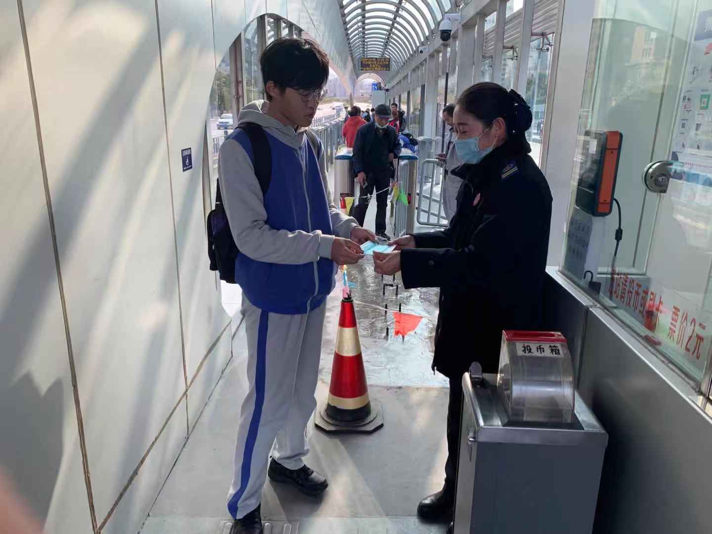 快速公交事業部站務員惠培榮幫助乘客獲感謝