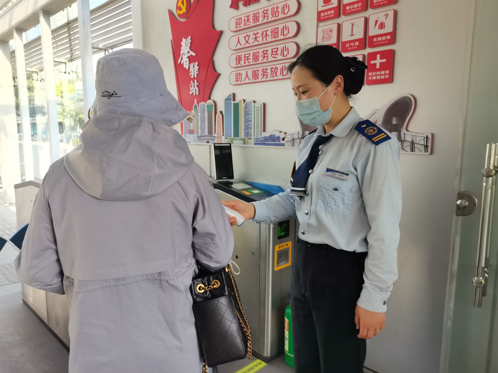 快速公交事業部站務員聯手 幫助乘客找到丟失的手機獲感謝